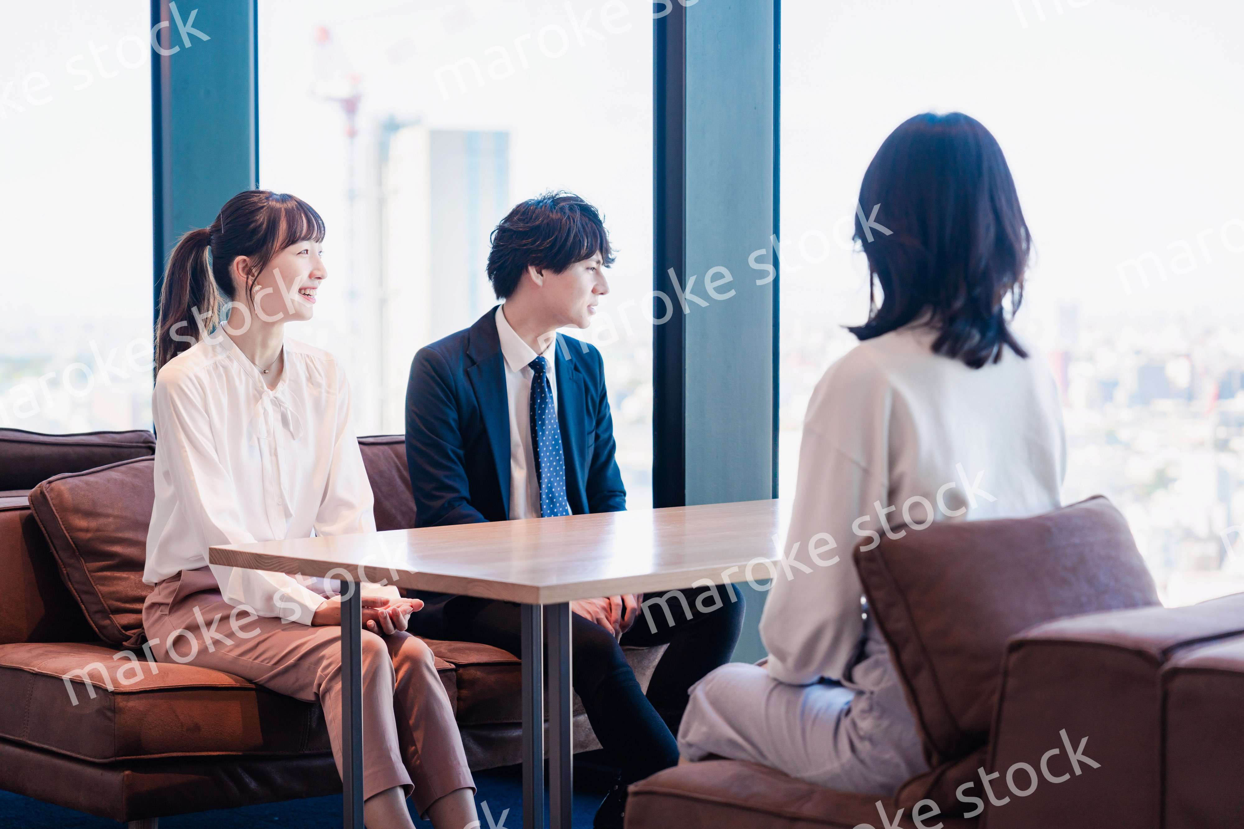 オフィスで雑談をするビジネスパーソン