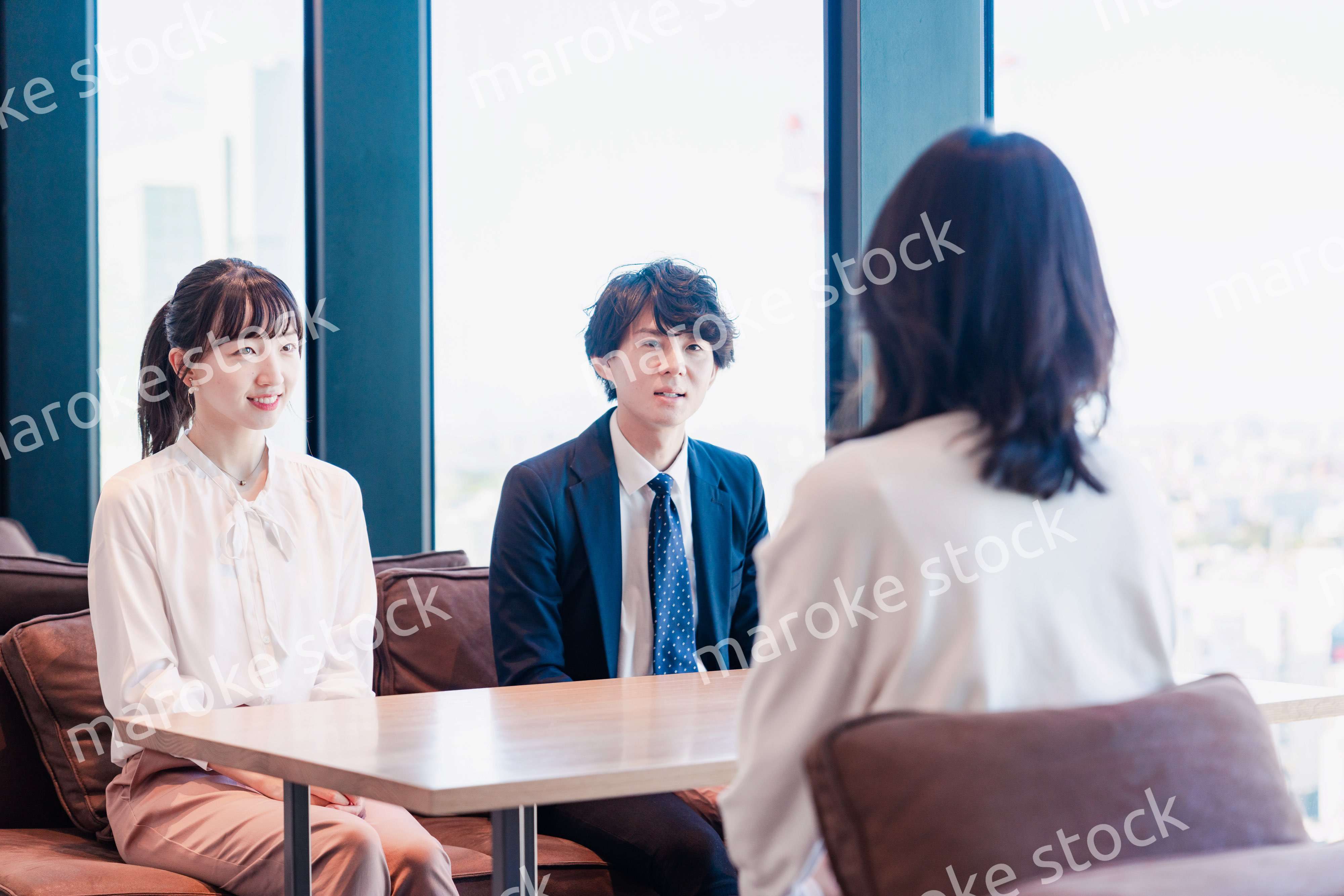 オフィスで雑談をするビジネスパーソン