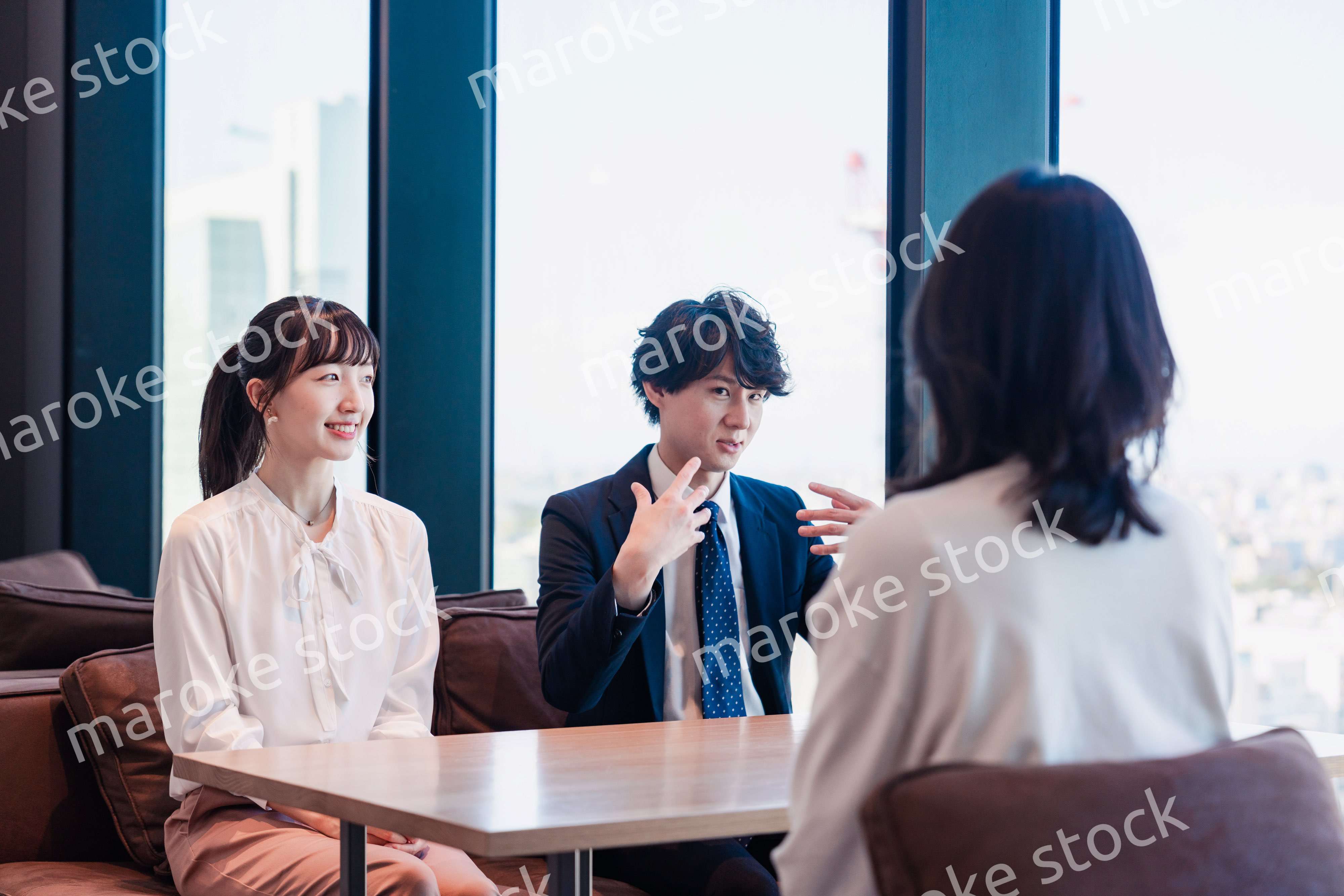 オフィスで雑談をするビジネスパーソン