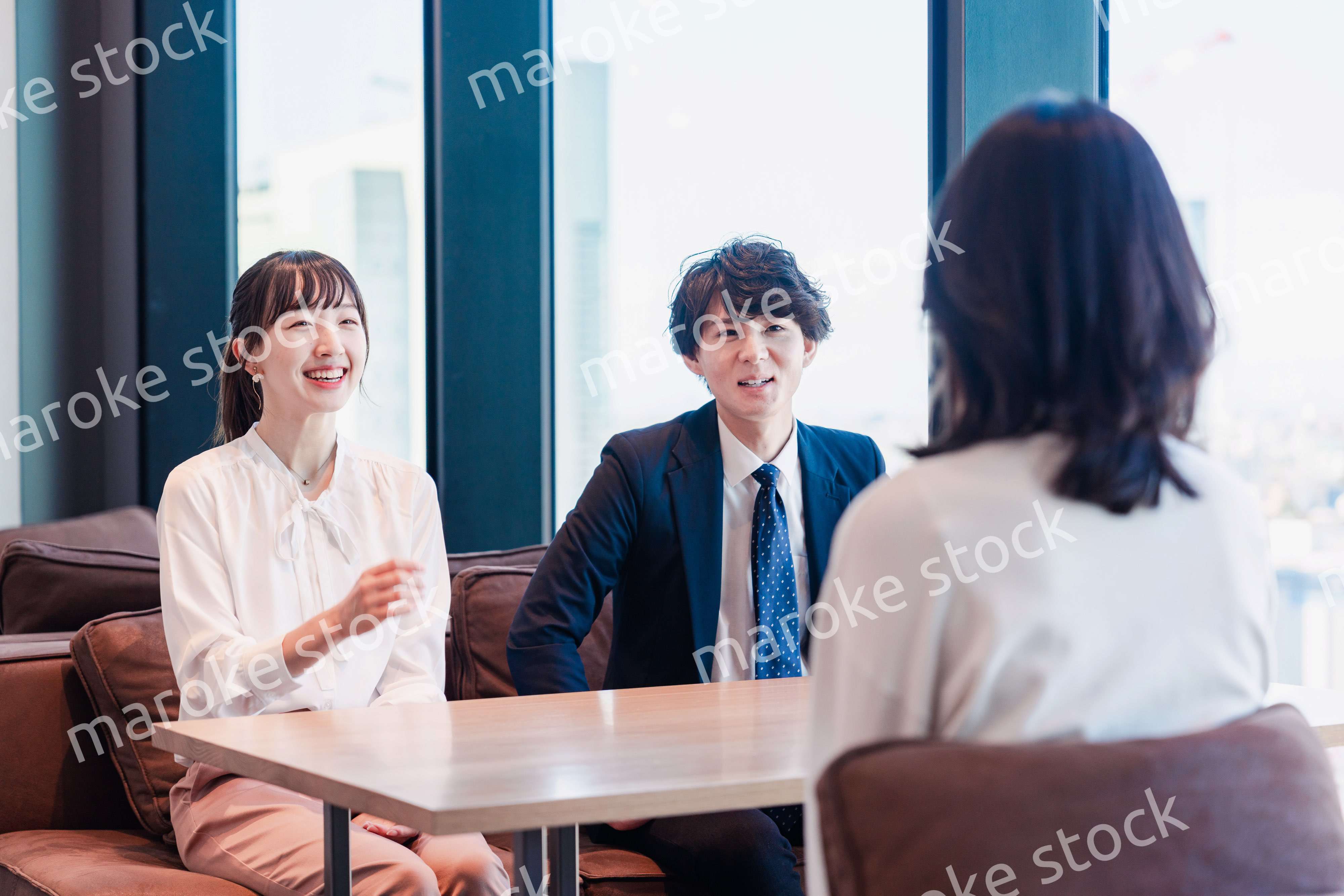 オフィスで雑談をするビジネスパーソン