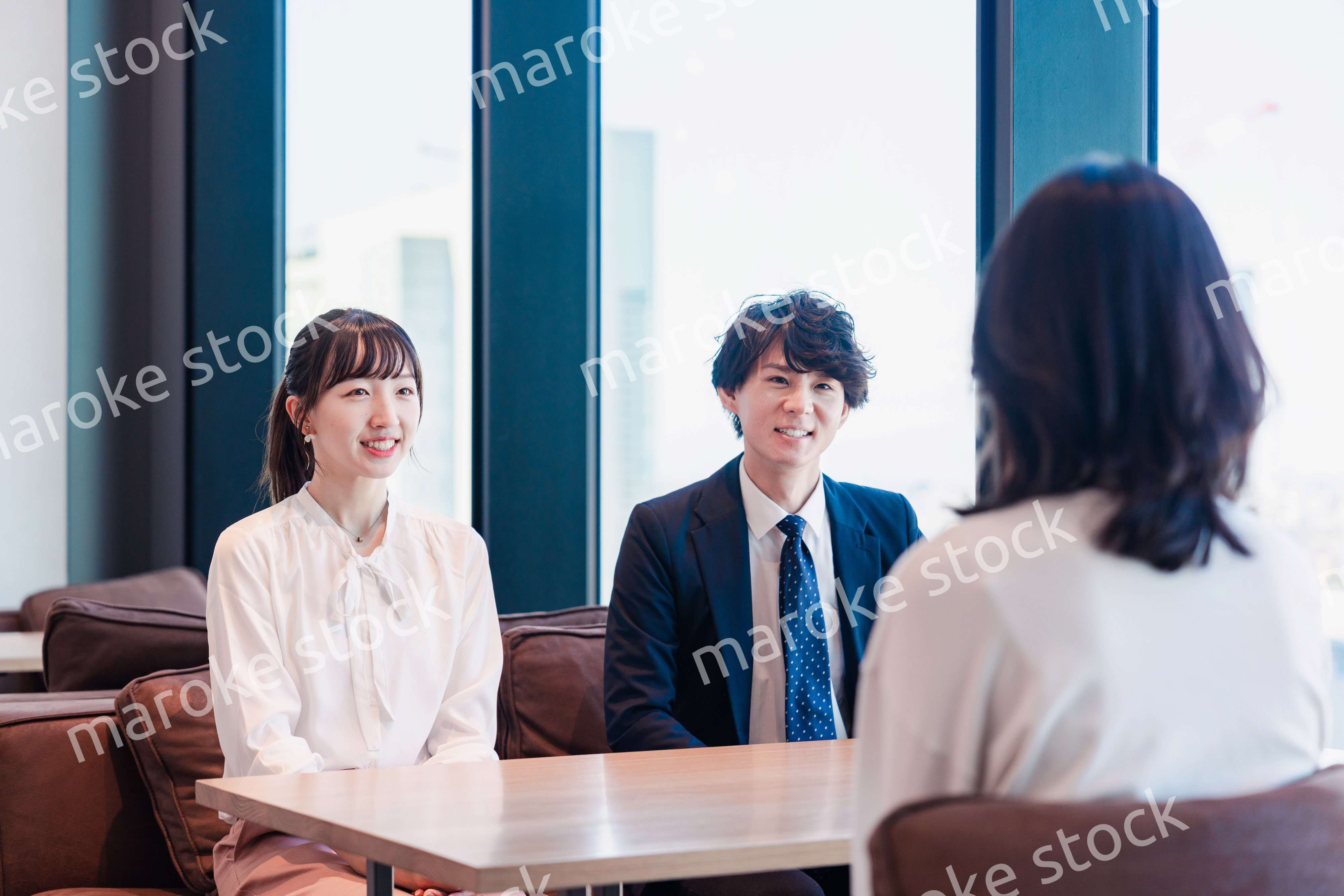 オフィスで雑談をするビジネスパーソン