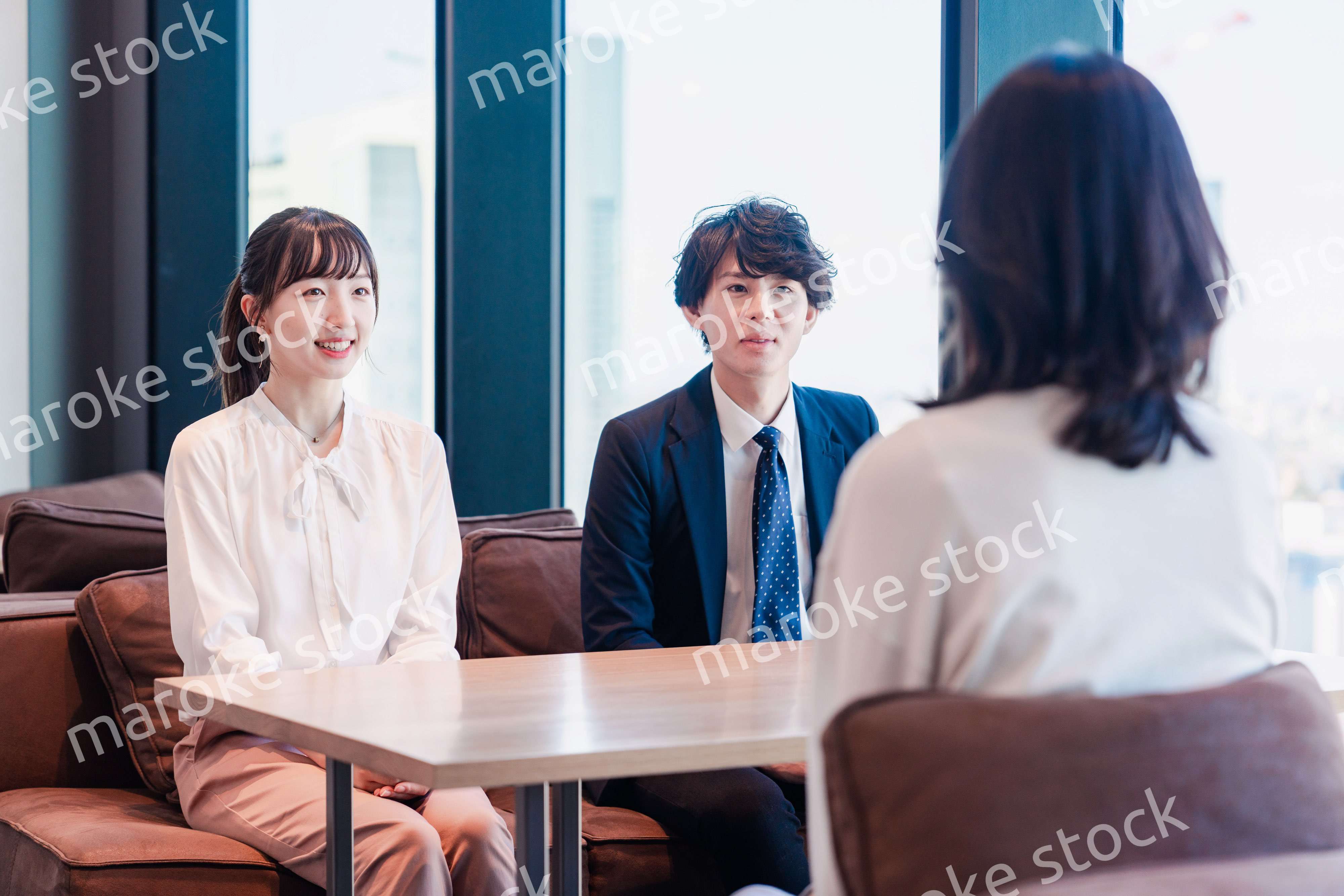 オフィスで雑談をするビジネスパーソン