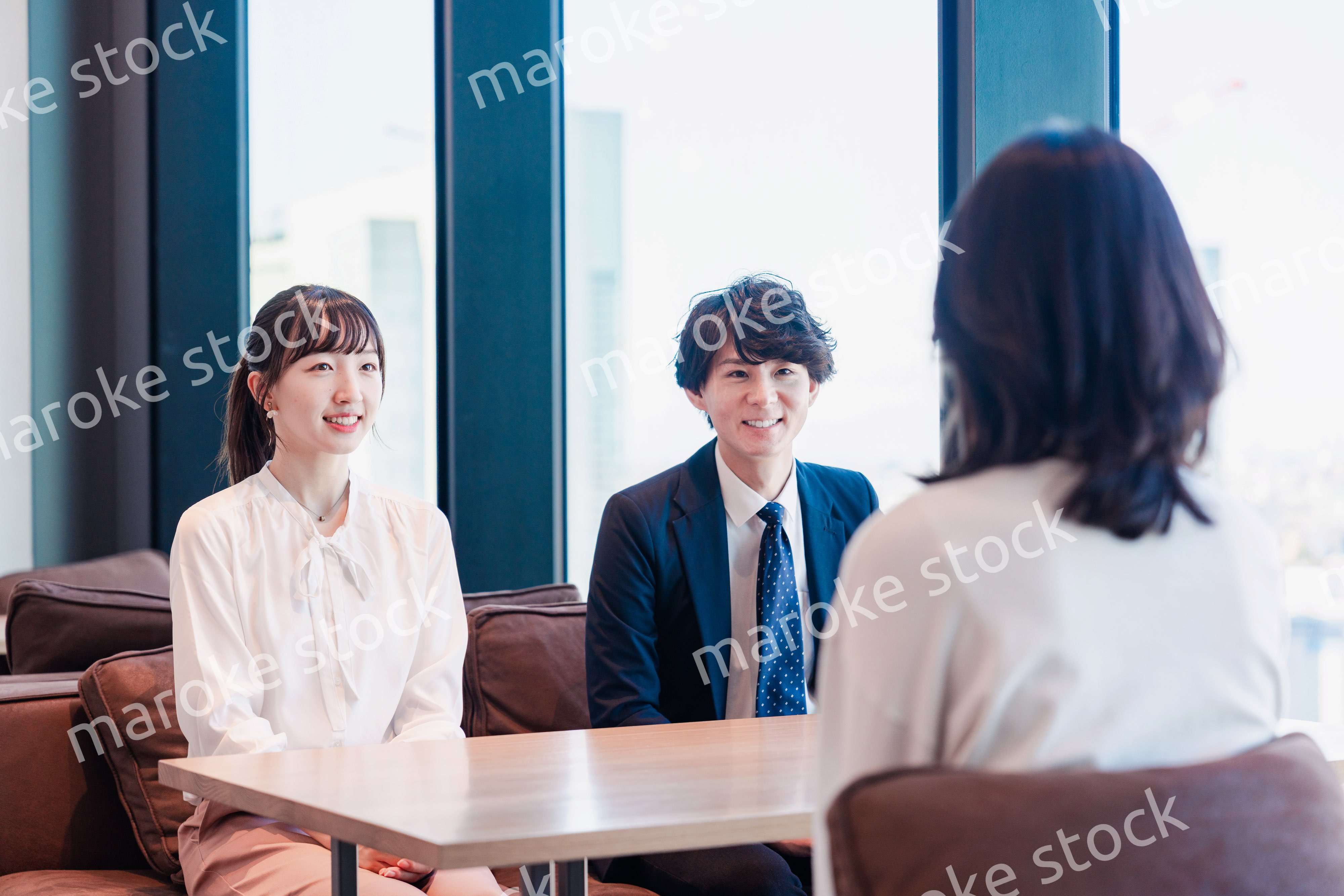 オフィスで雑談をするビジネスパーソン