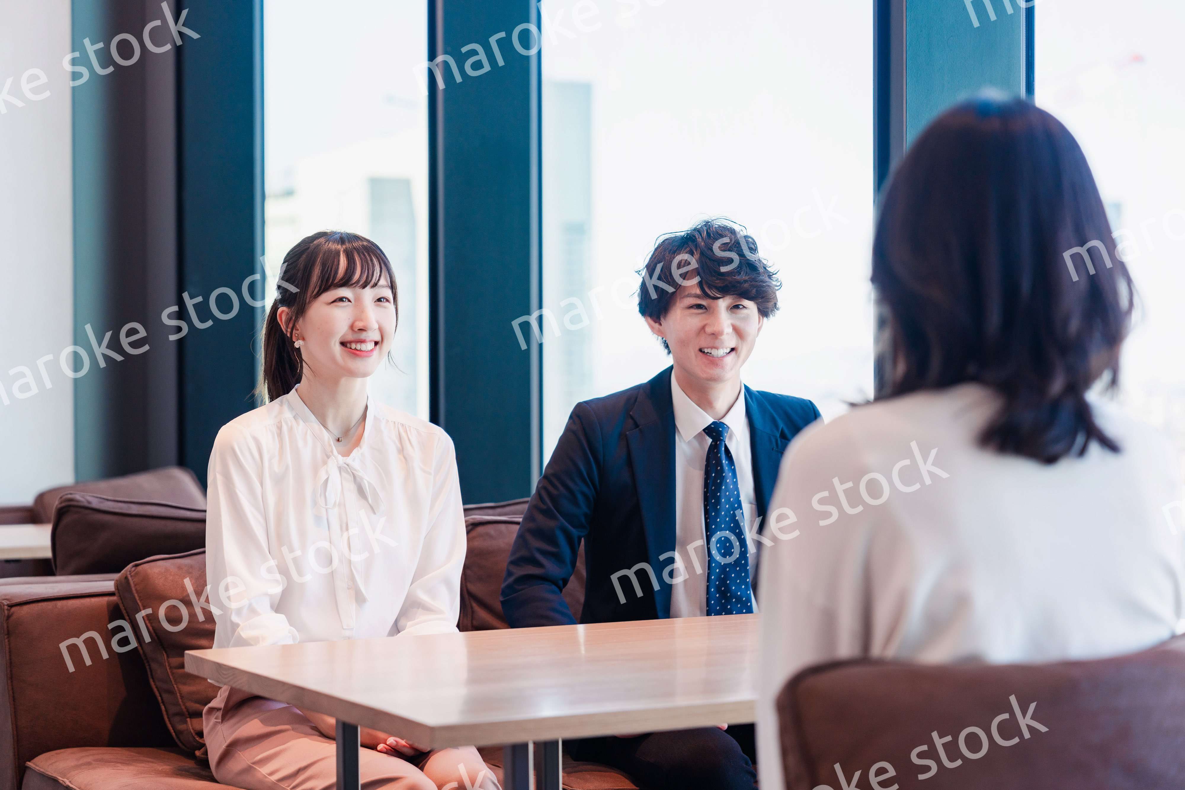 オフィスで雑談をするビジネスパーソン