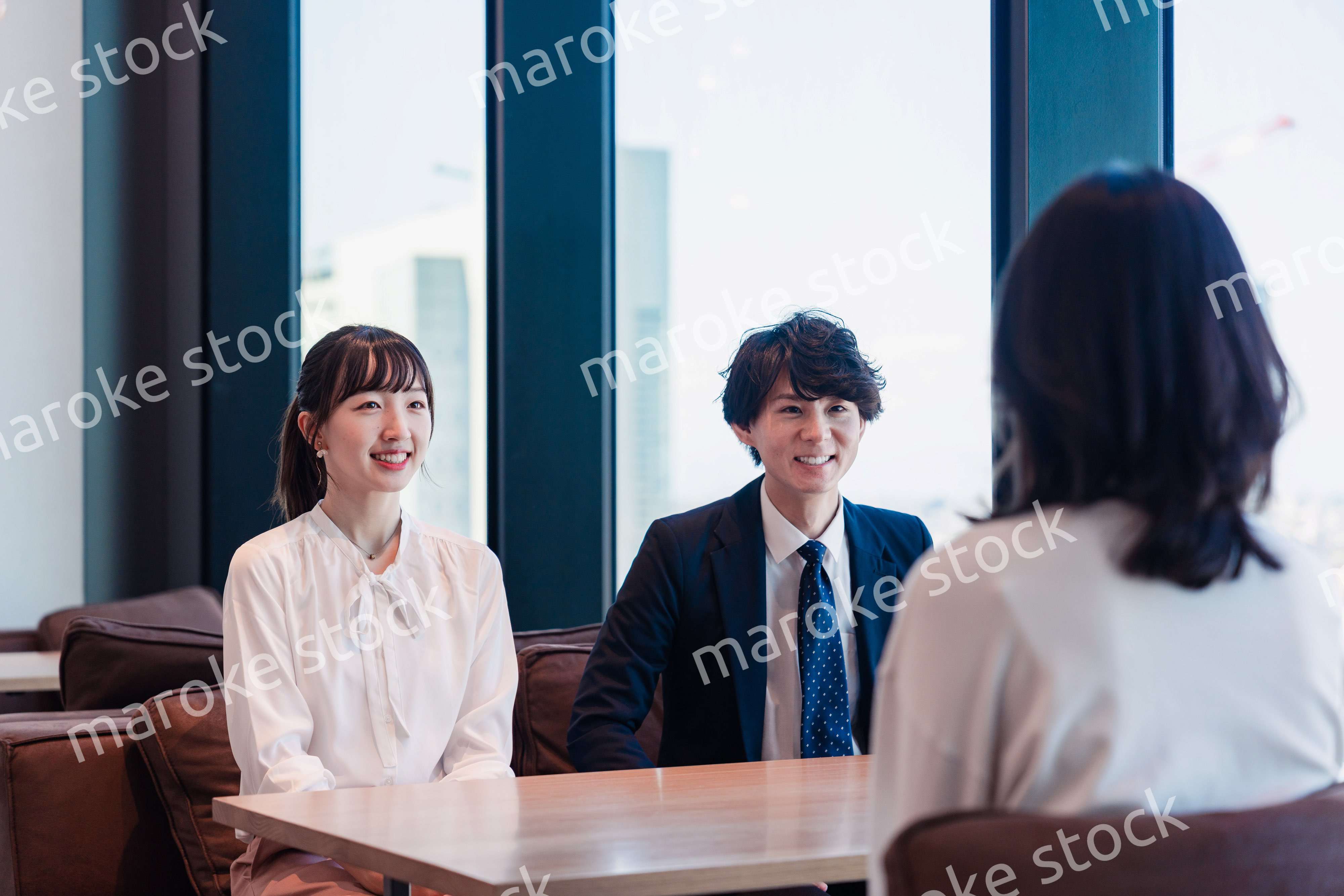 オフィスで雑談をするビジネスパーソン