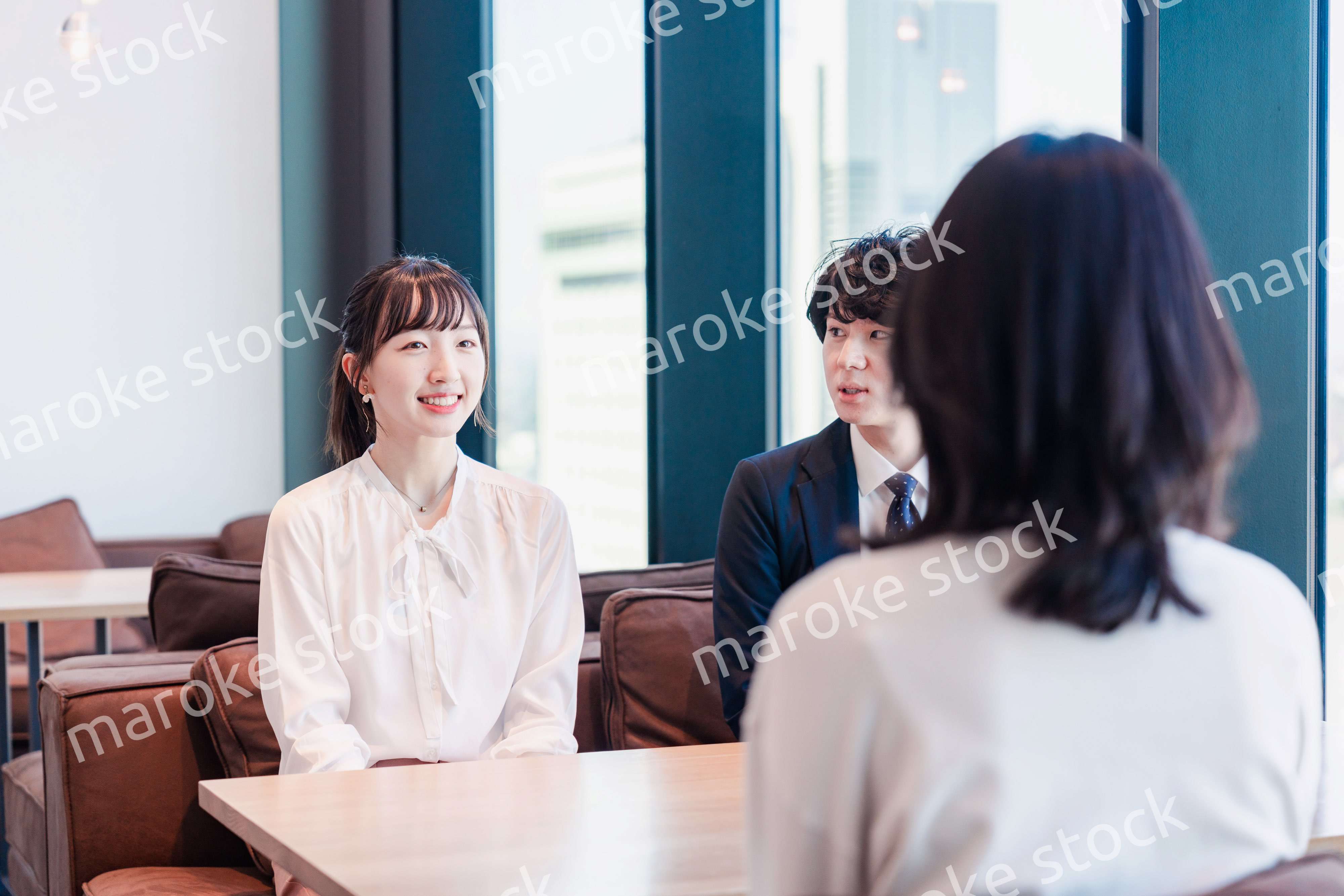 オフィスで雑談をするビジネスパーソン