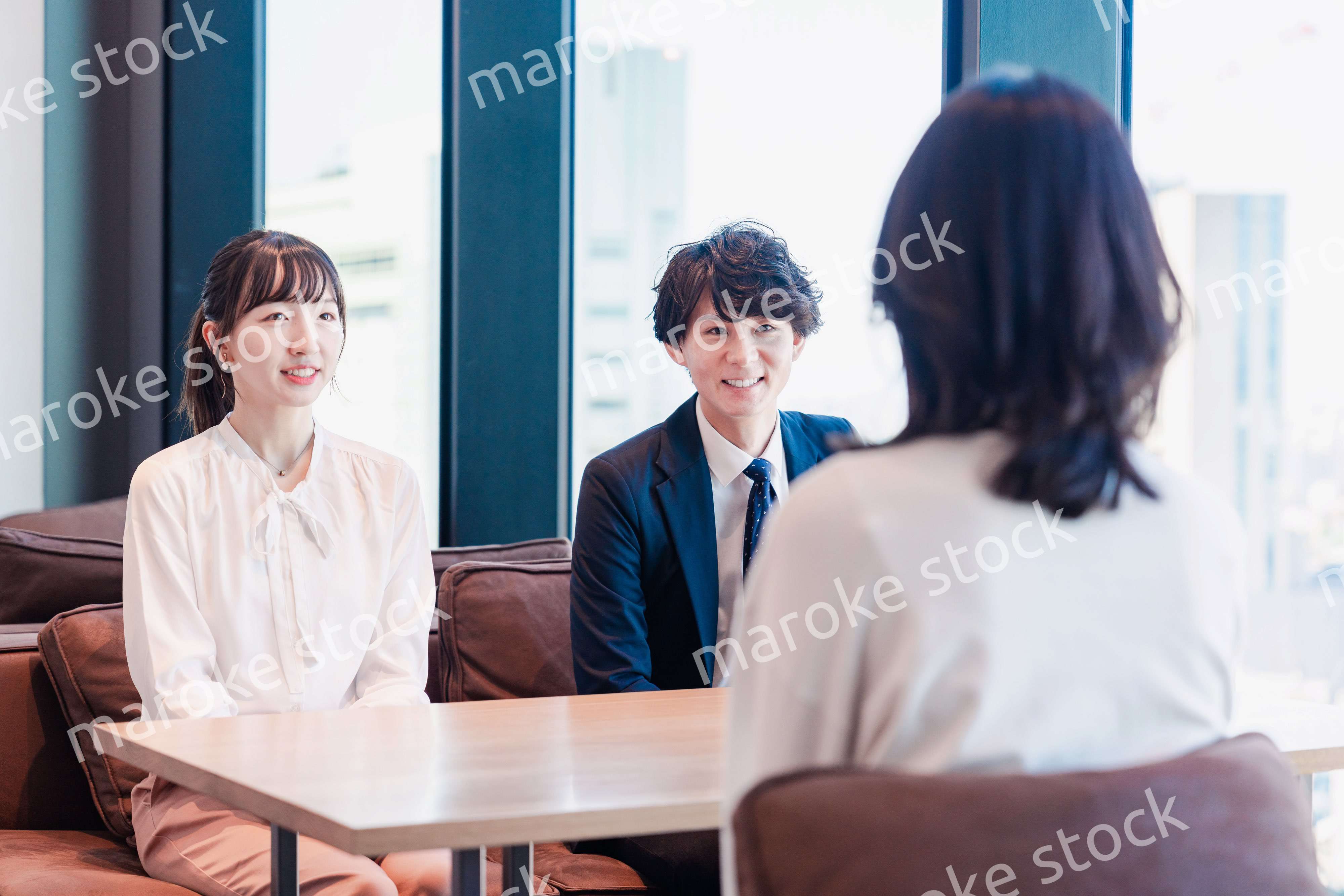 オフィスで雑談をするビジネスパーソン