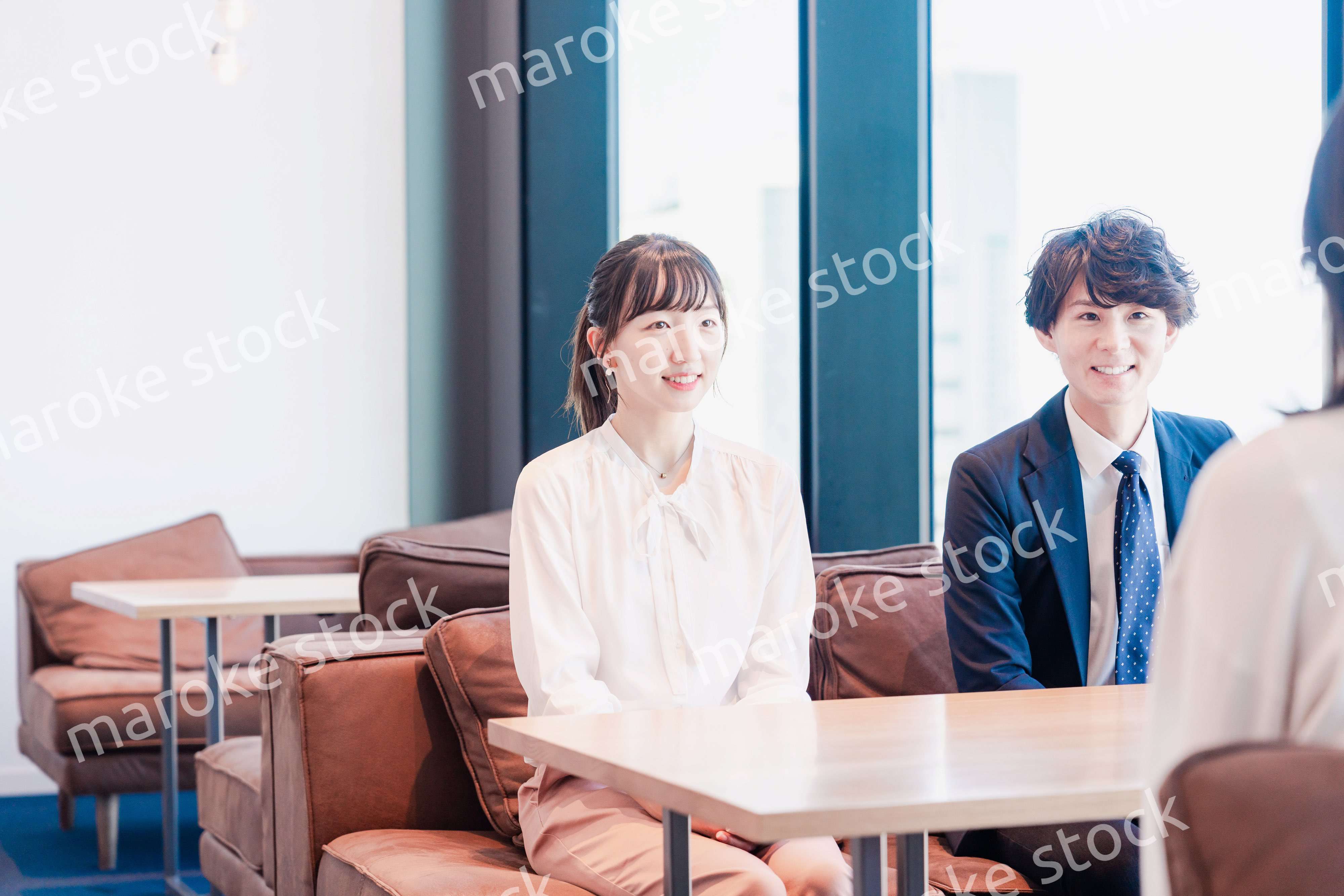 オフィスで雑談をするビジネスパーソン