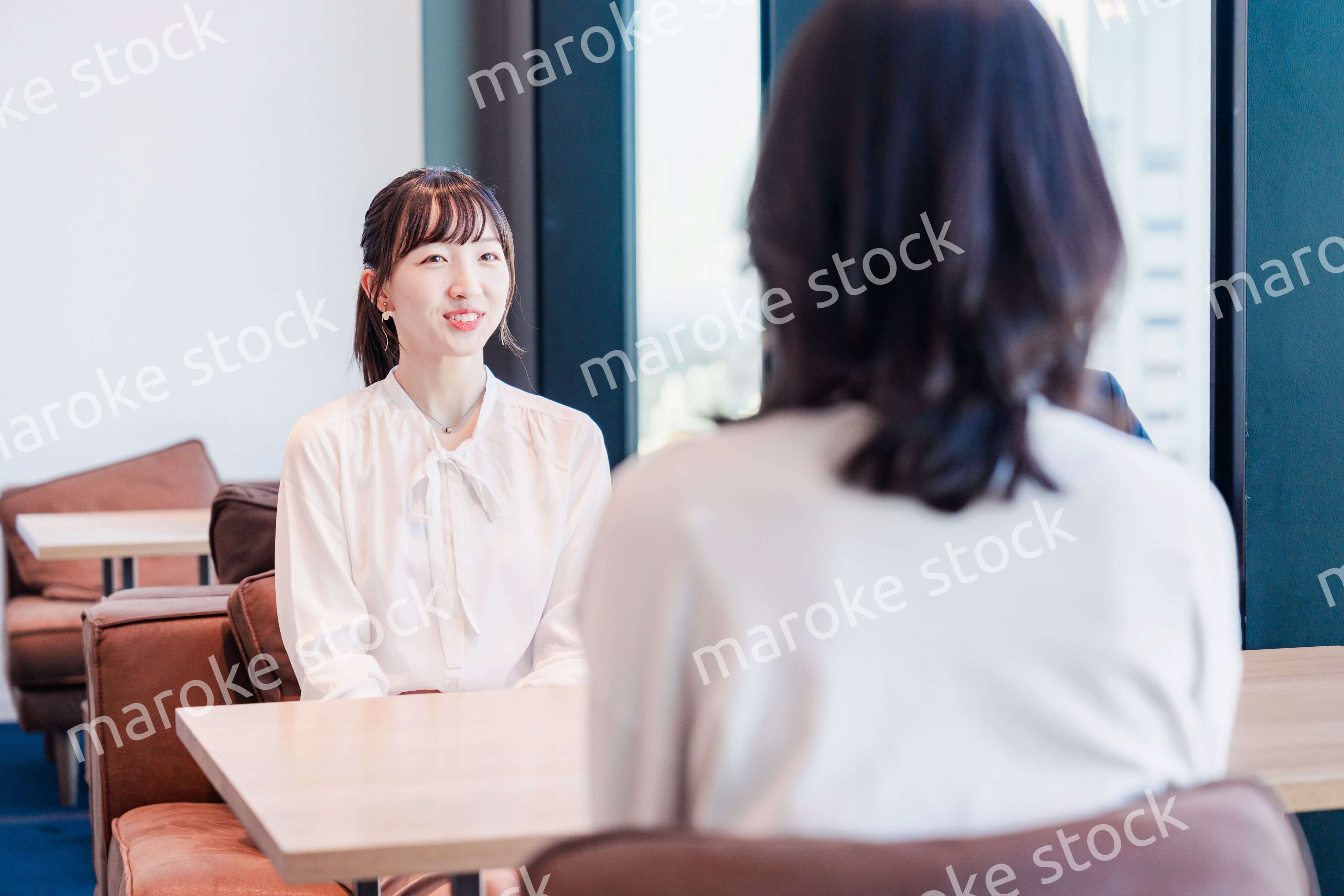 オフィスで雑談をするビジネスパーソン