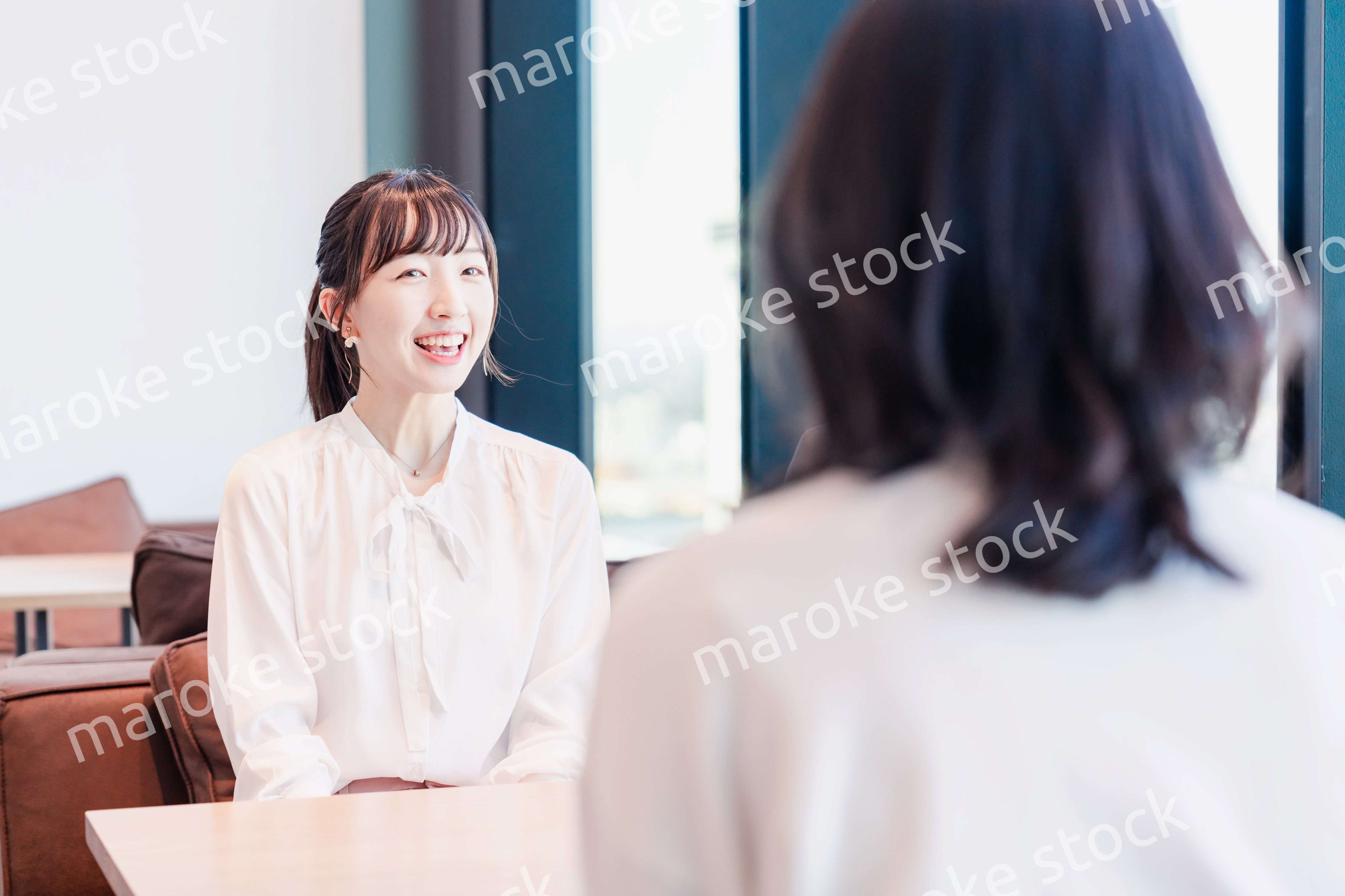 オフィスで雑談をするビジネスパーソン