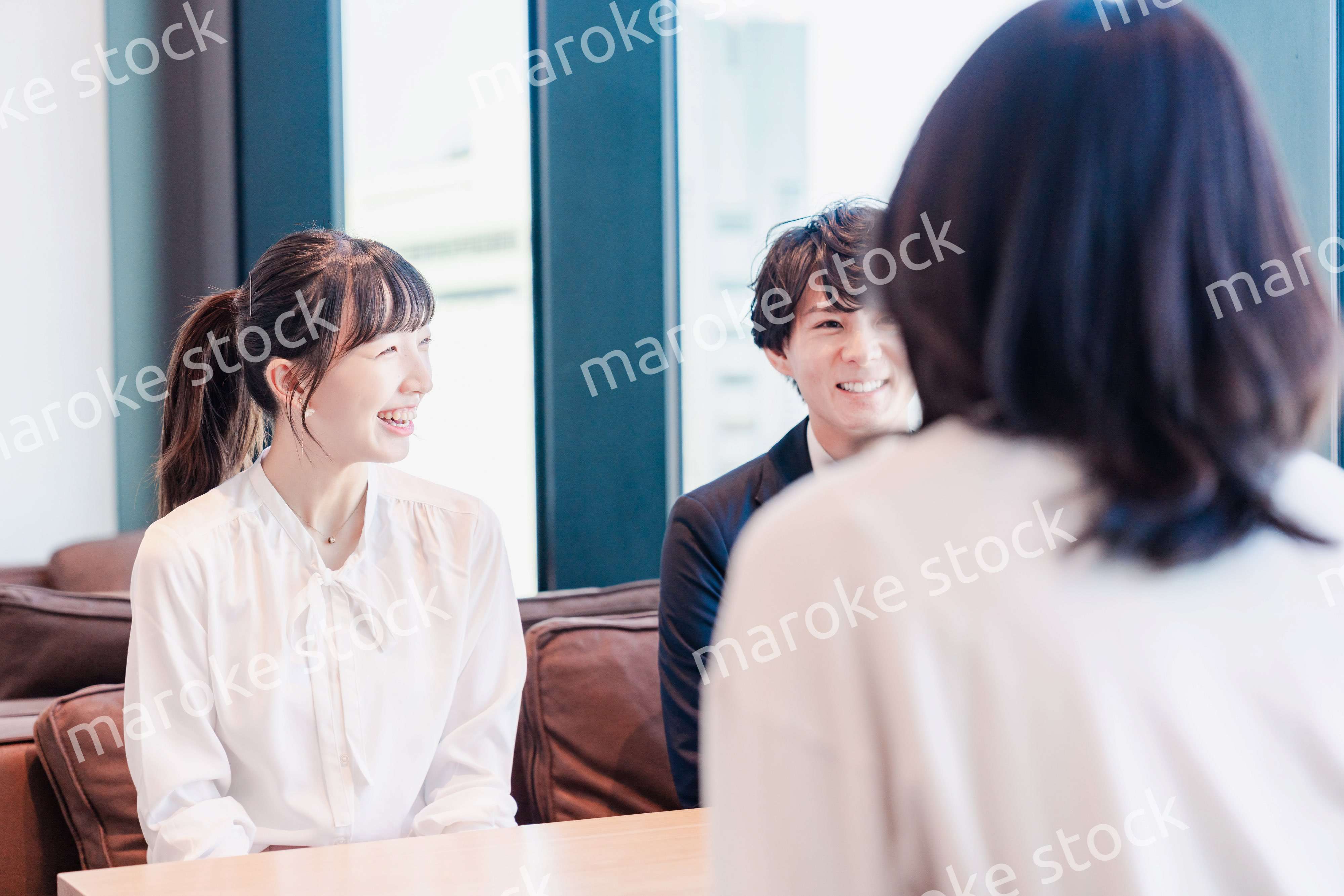 オフィスで雑談をするビジネスパーソン