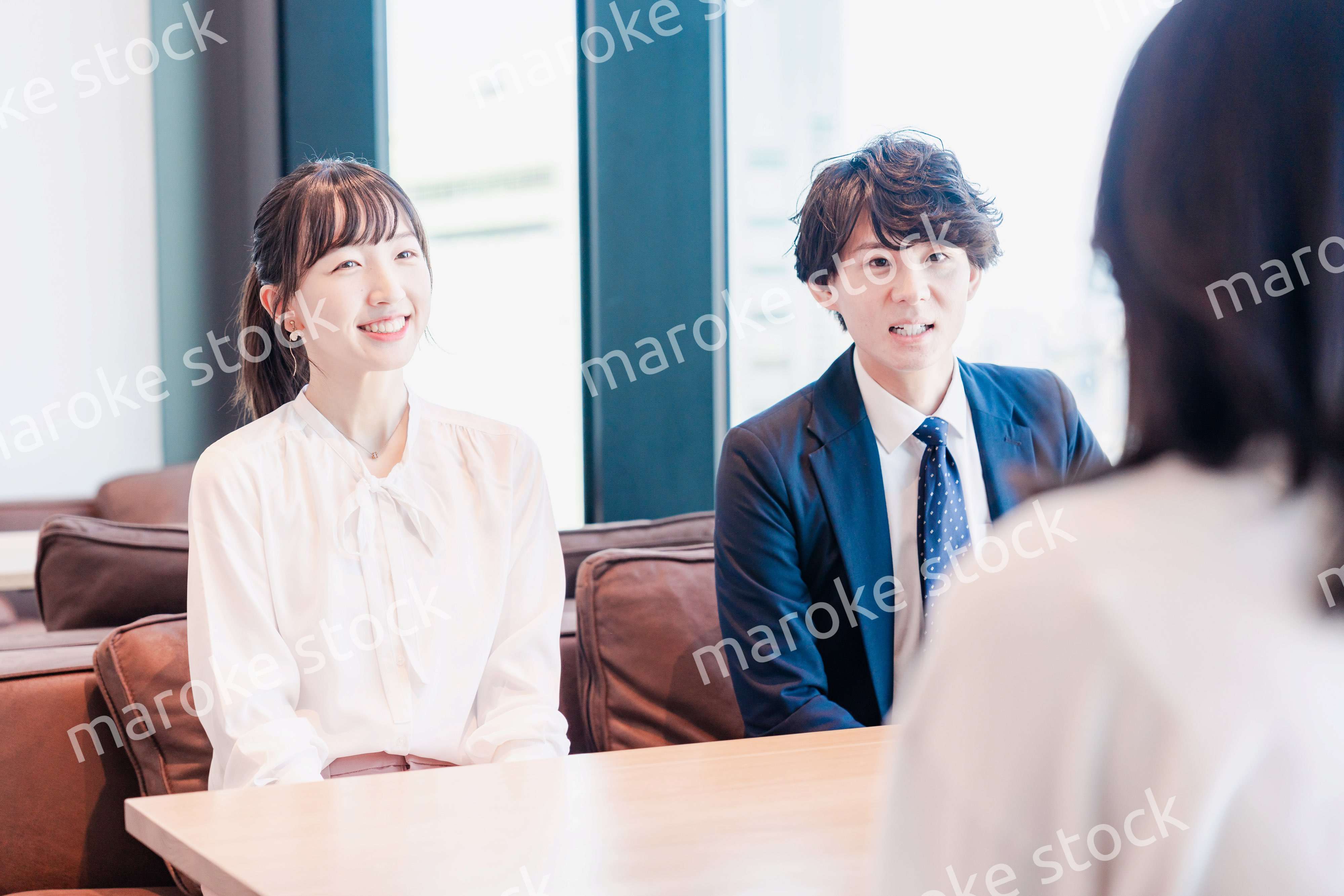 オフィスで雑談をするビジネスパーソン