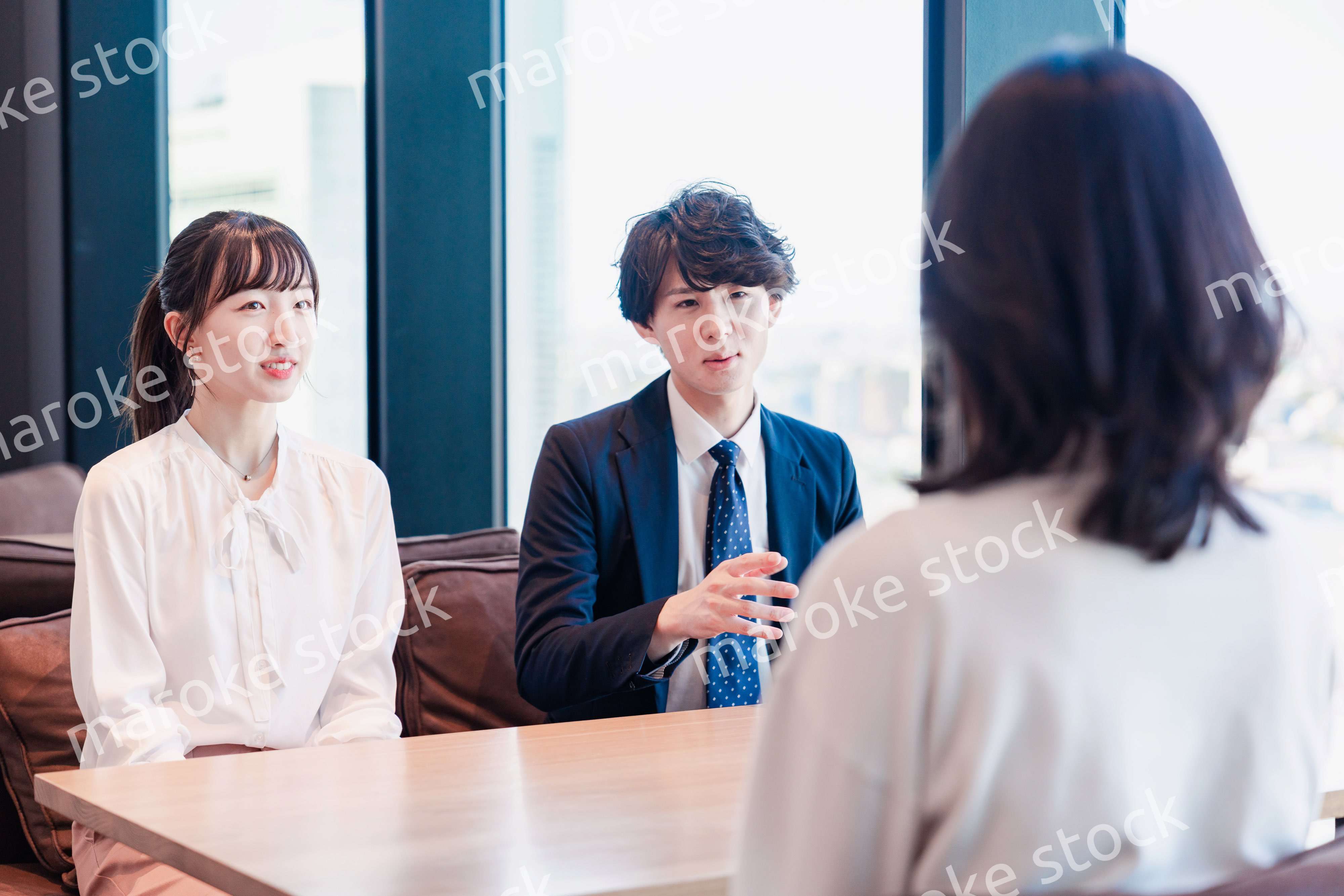 オフィスで雑談をするビジネスパーソン