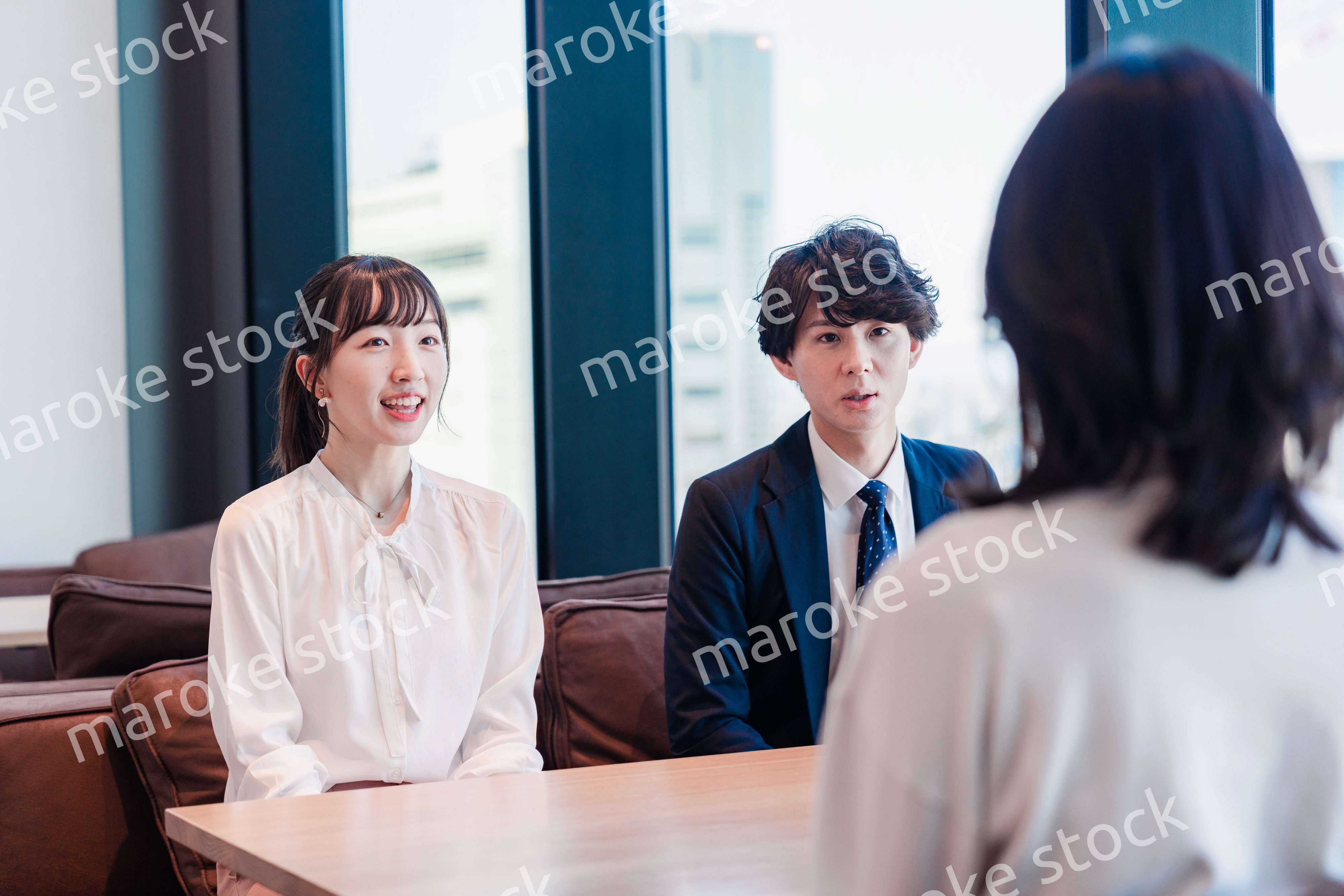 オフィスで雑談をするビジネスパーソン