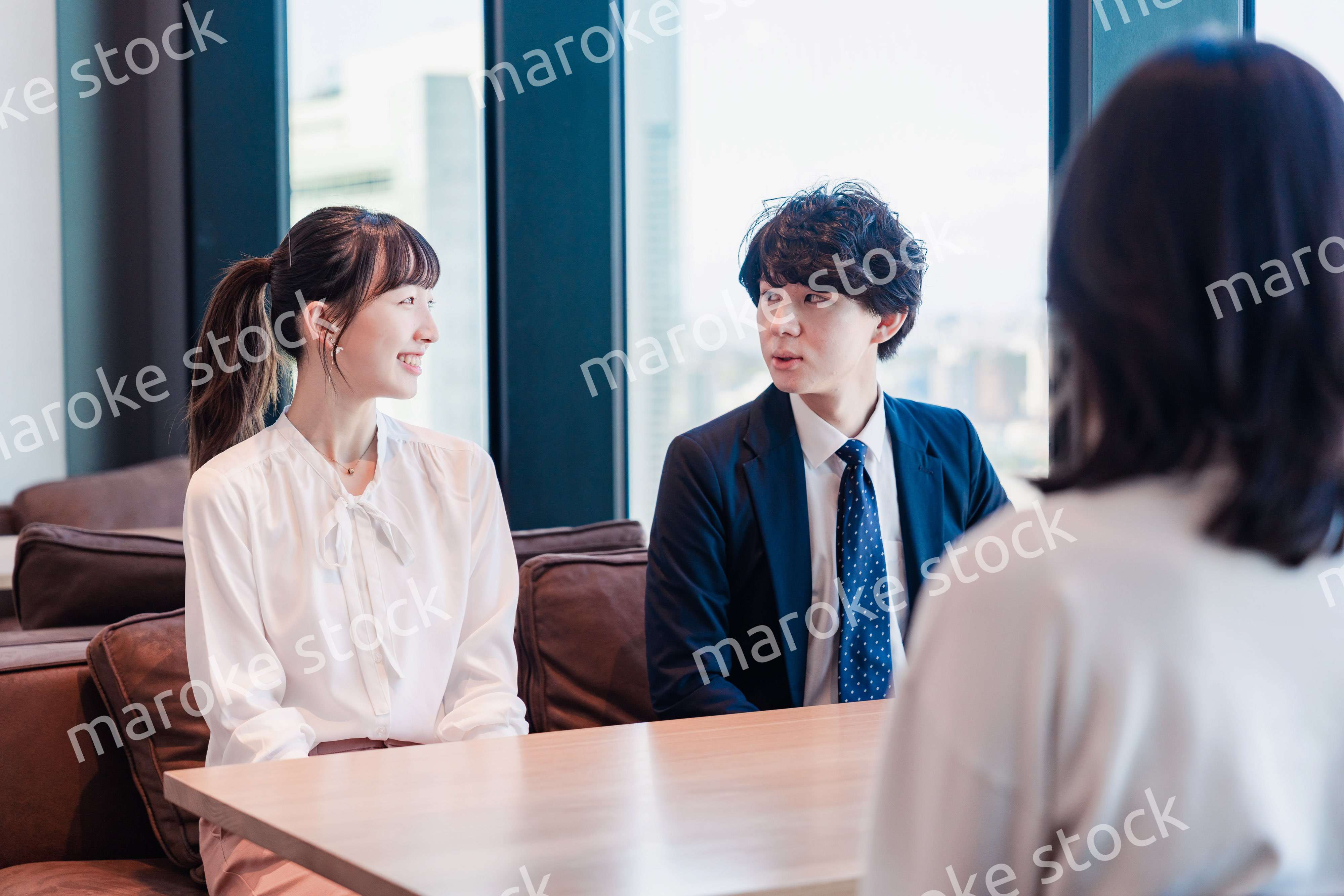 オフィスで雑談をするビジネスパーソン