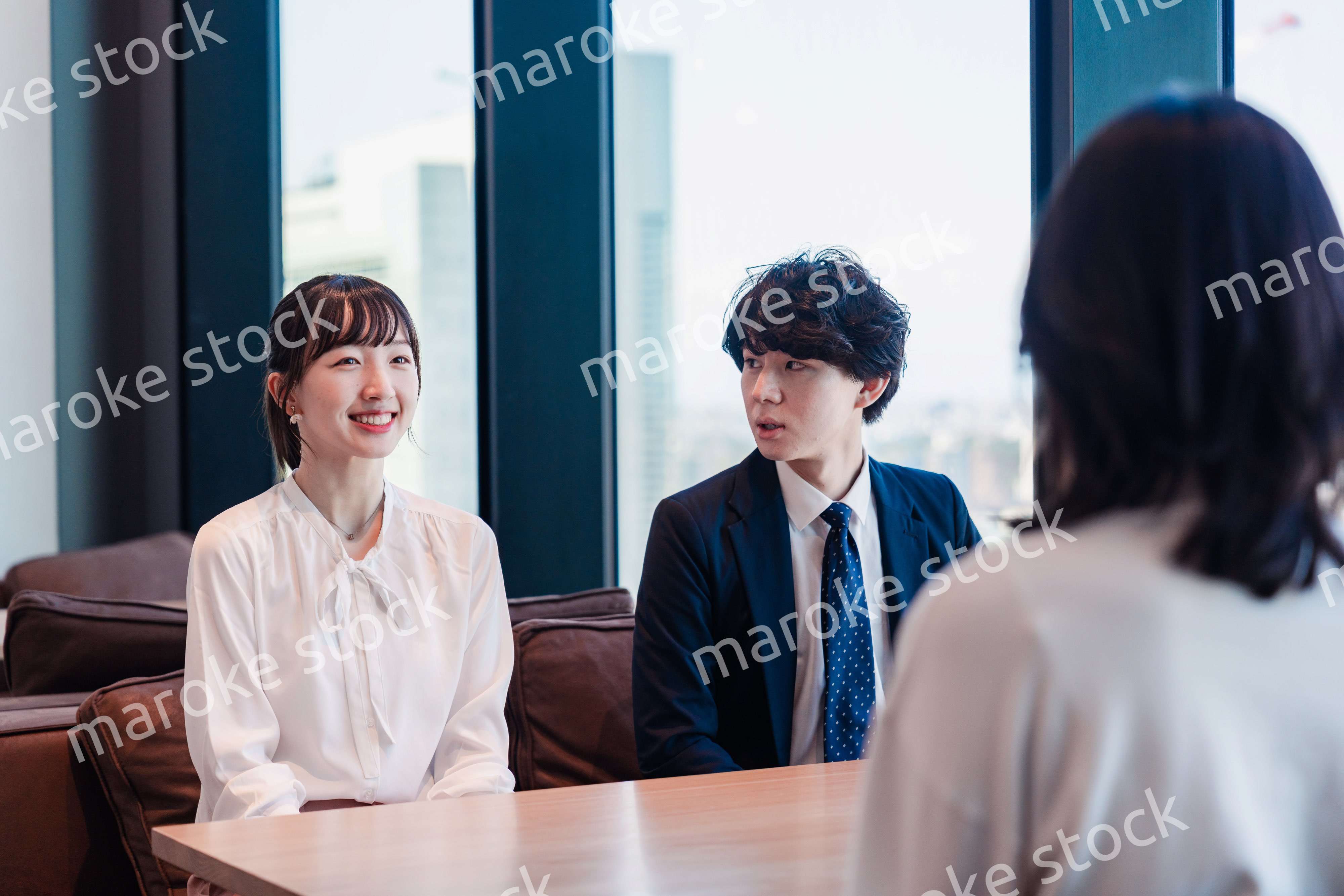 オフィスで雑談をするビジネスパーソン