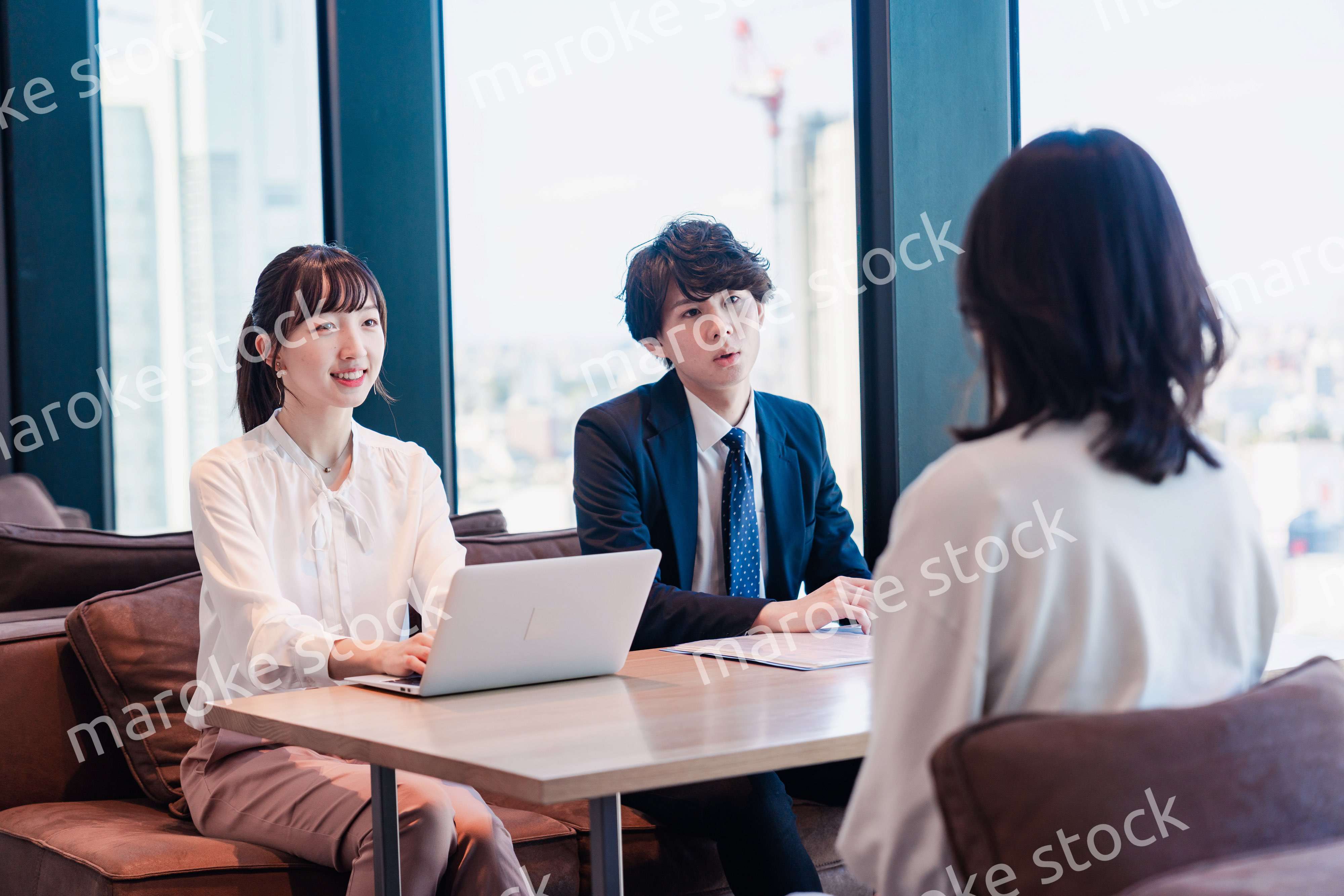 オフィスで雑談をするビジネスパーソン
