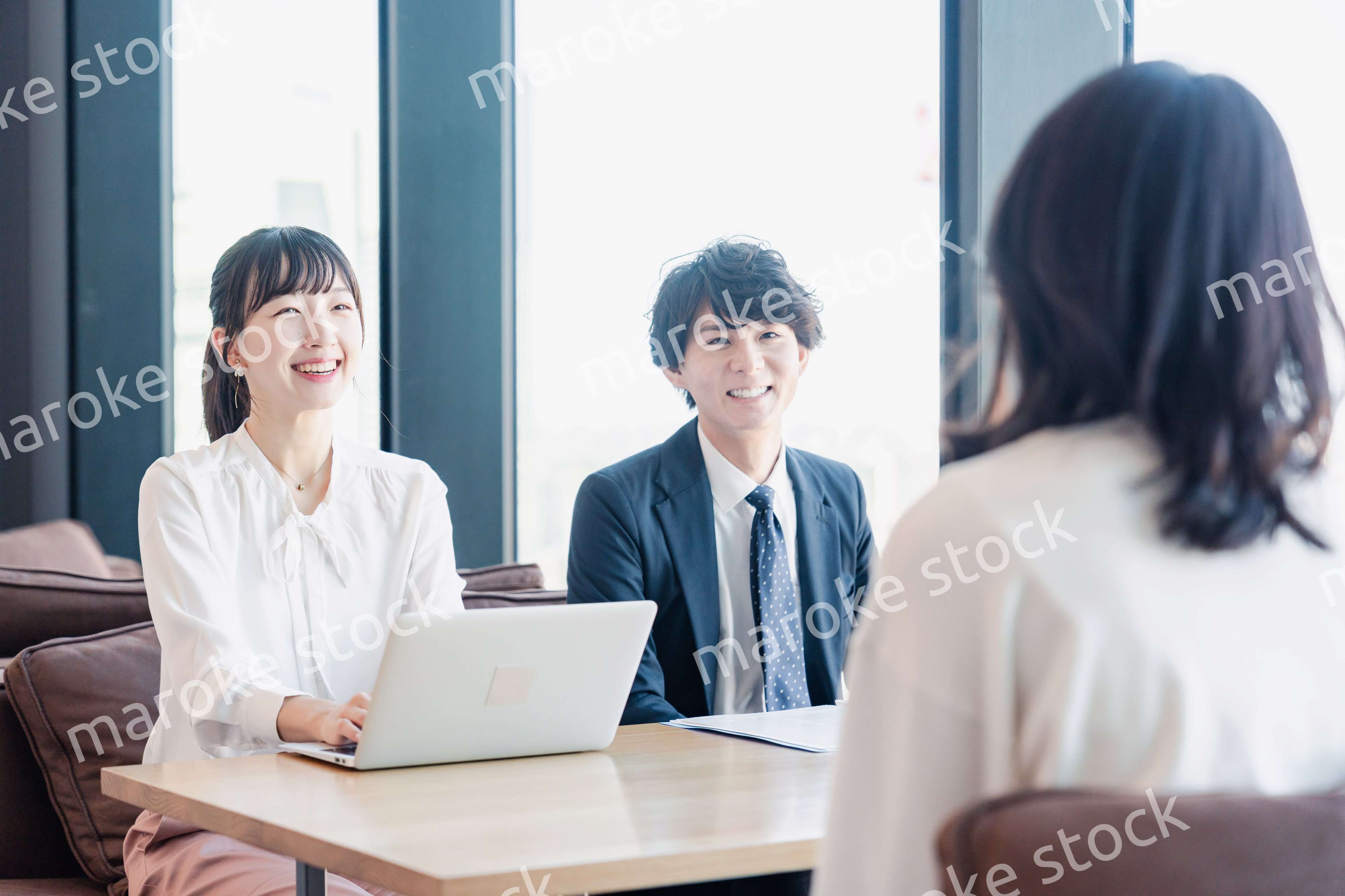 取引先との商談をするビジネスパーソン