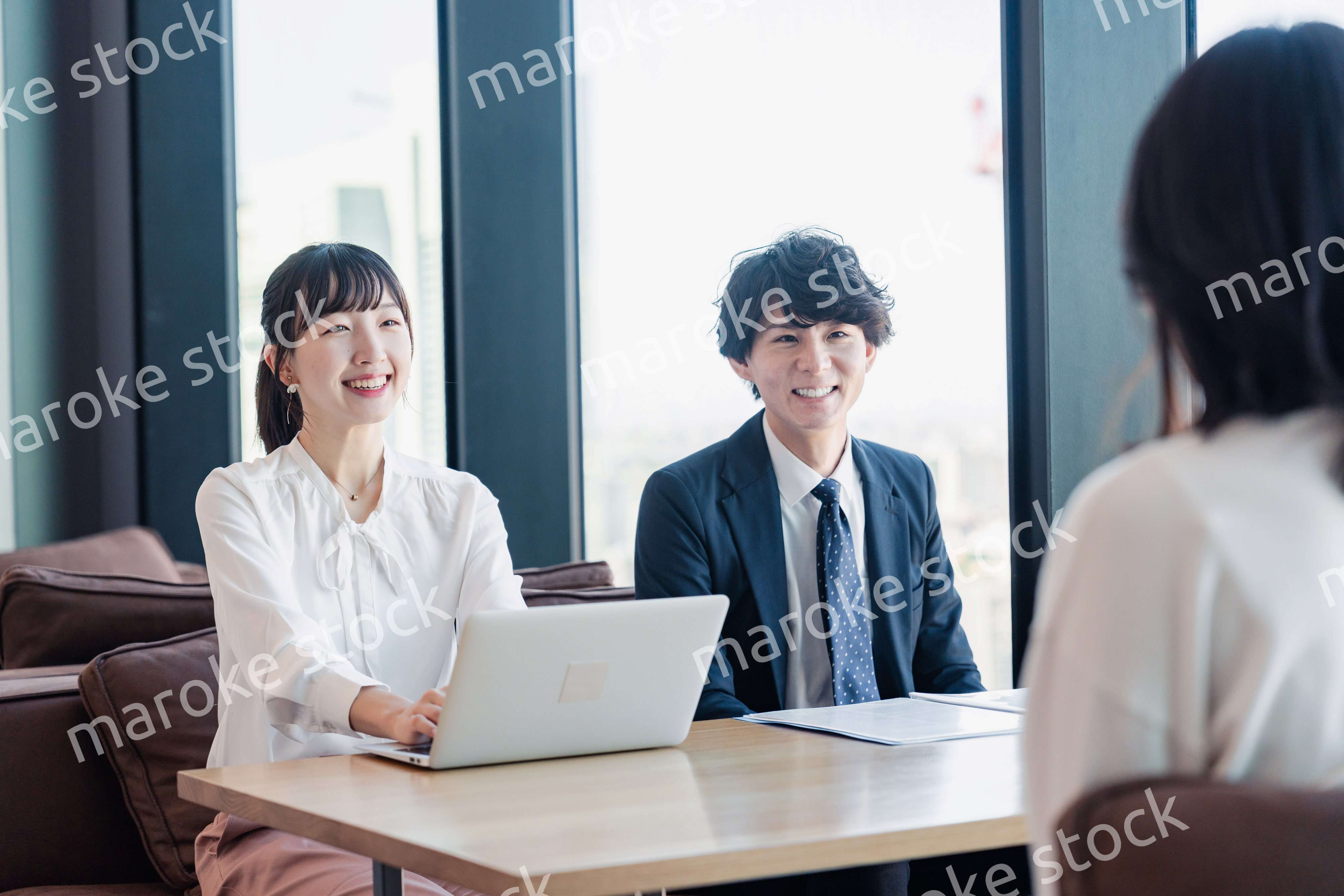 取引先との商談をするビジネスパーソン