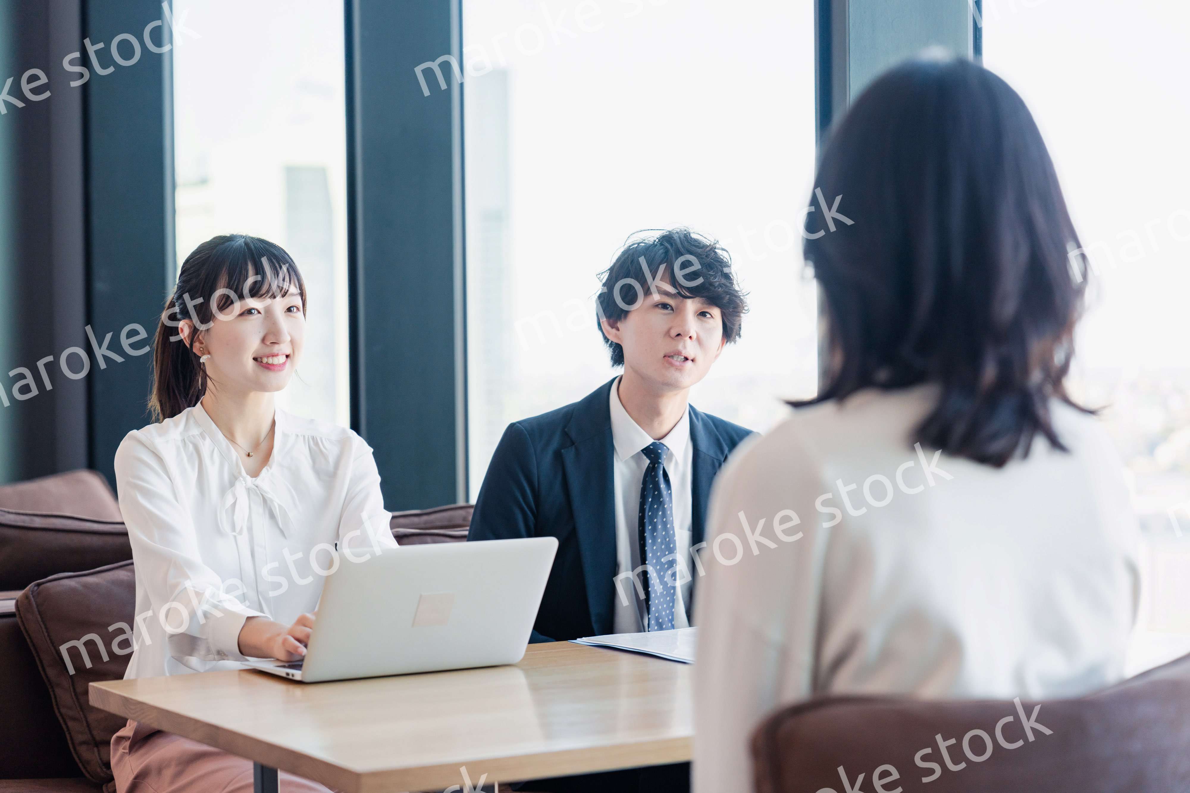 取引先との商談をするビジネスパーソン