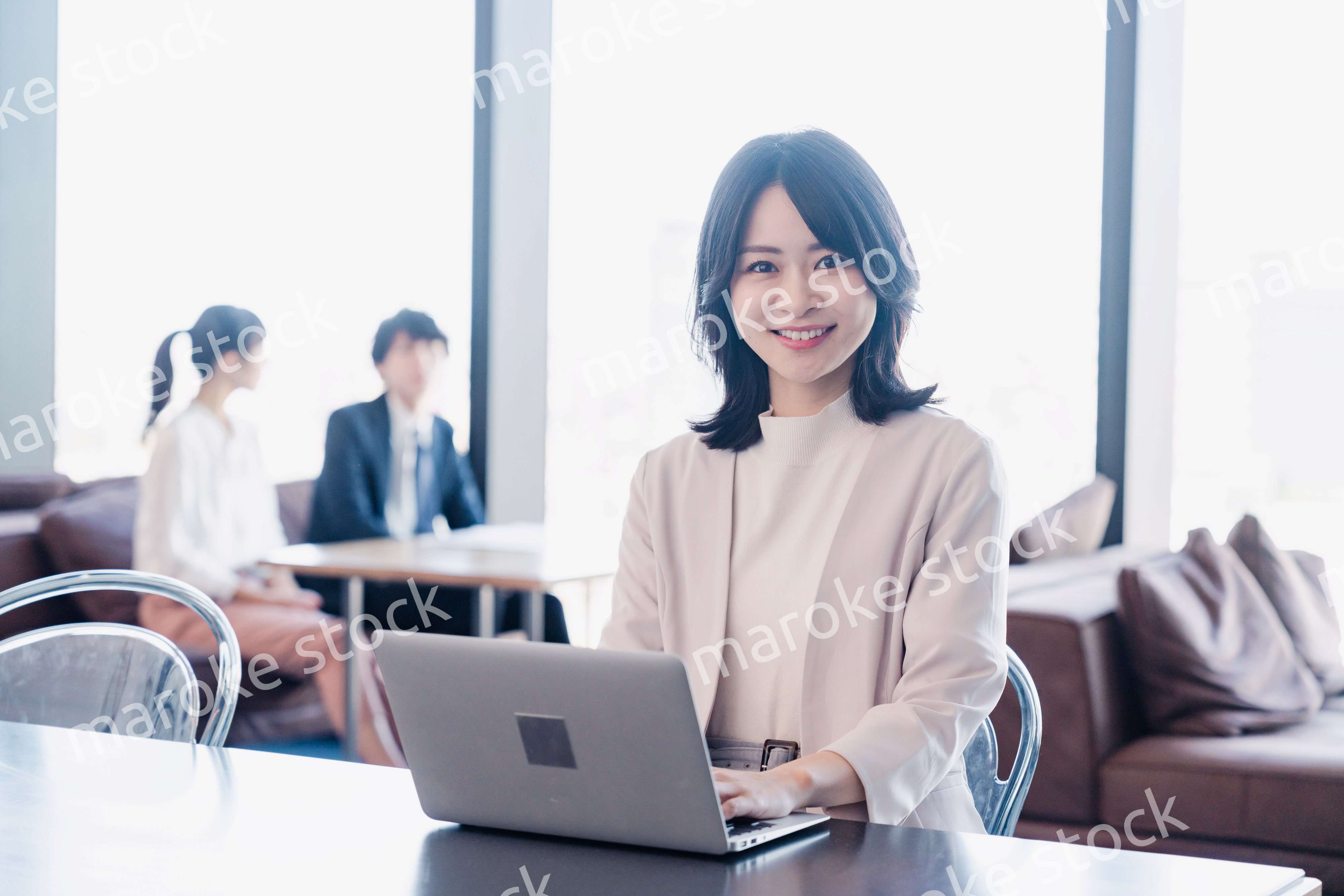 シェアオフィスでノートパソコンを使うビジネスウーマン