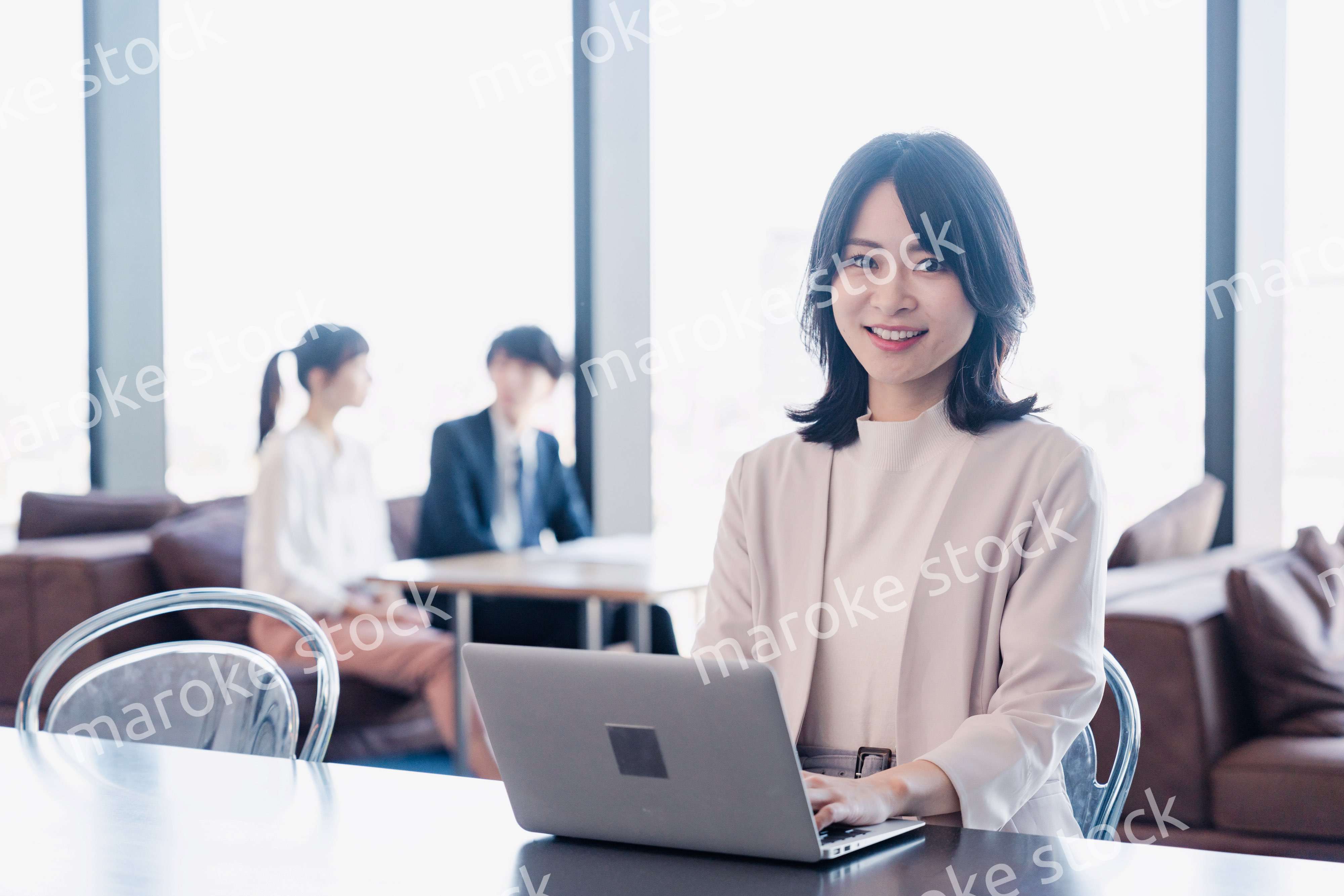 シェアオフィスでノートパソコンを使うビジネスウーマン