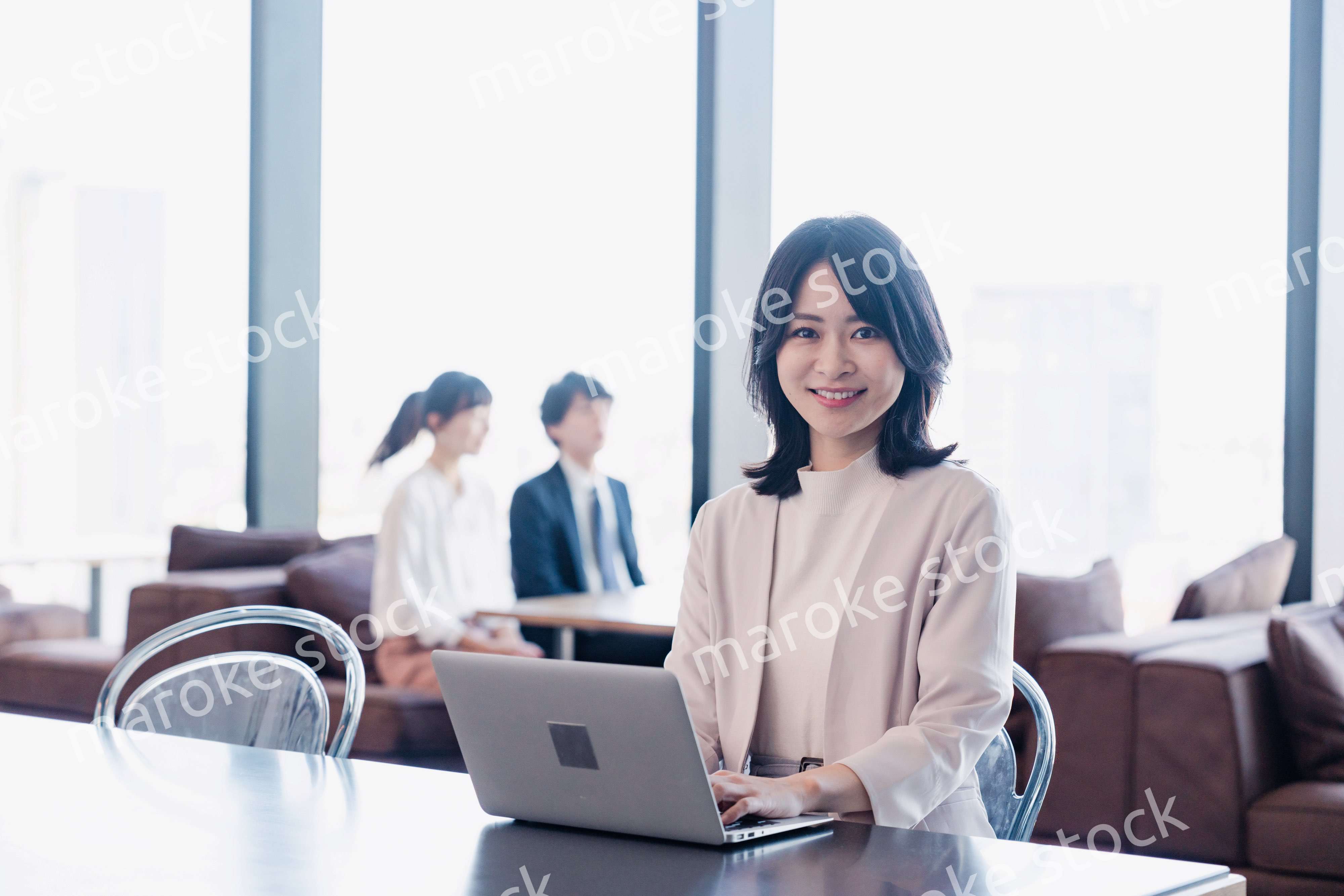 シェアオフィスでノートパソコンを使うビジネスウーマン