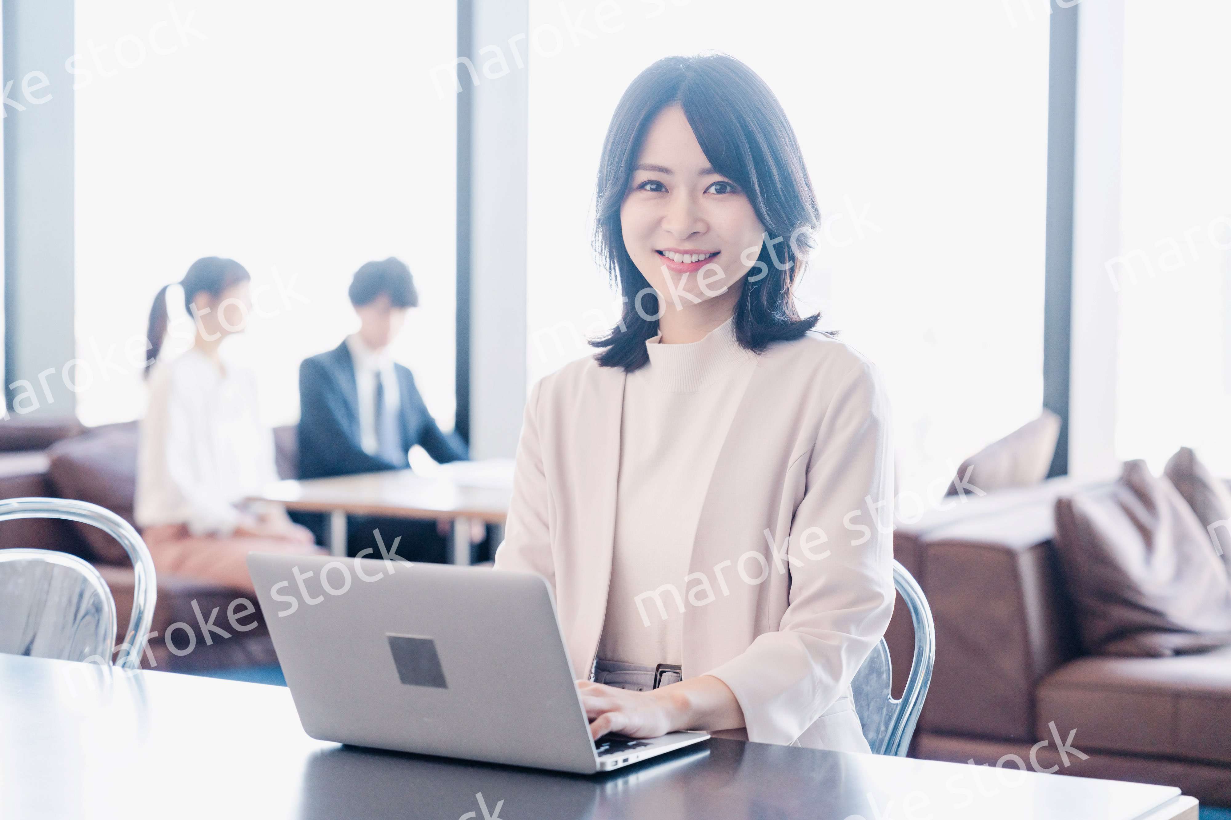 シェアオフィスでノートパソコンを使うビジネスウーマン