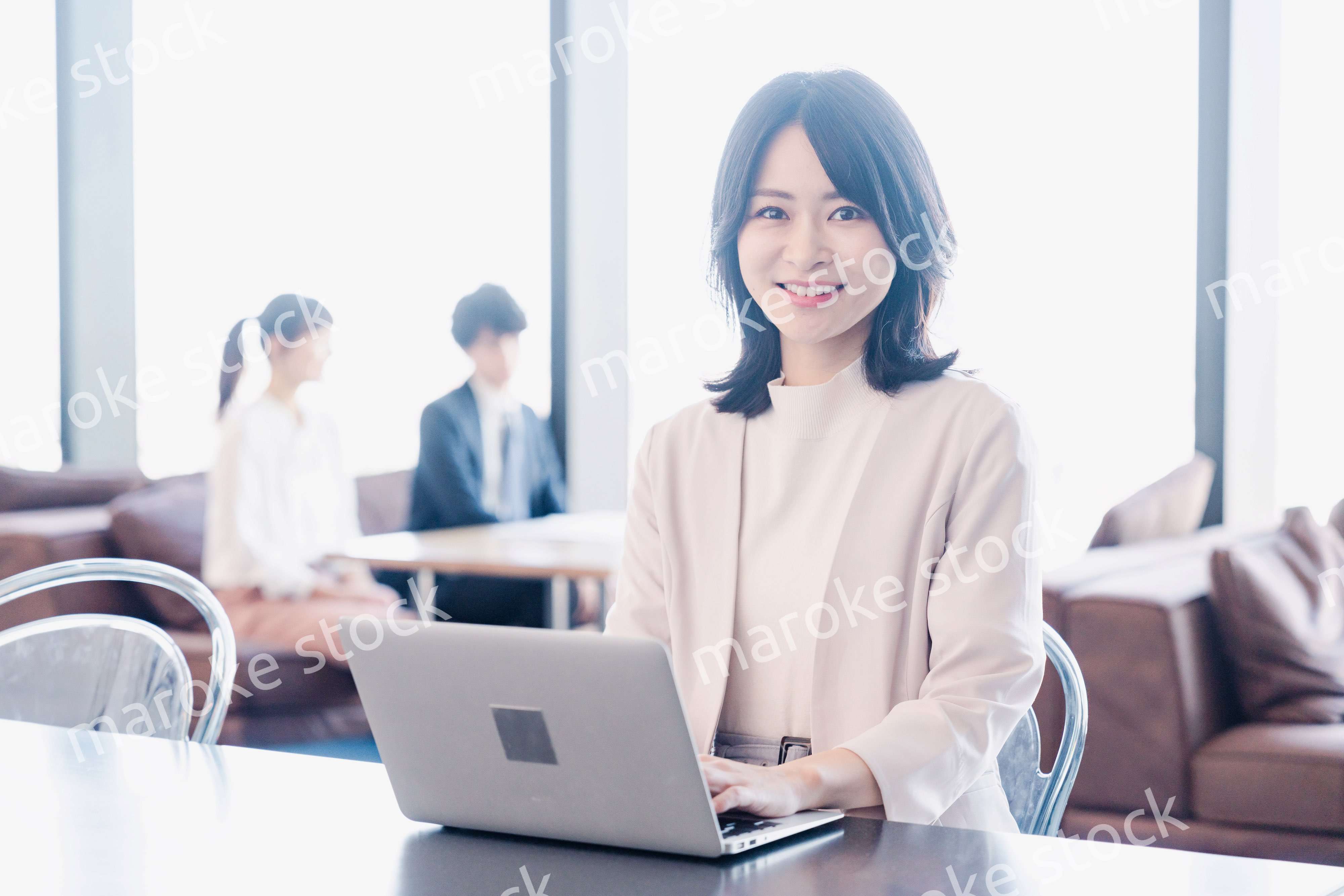 シェアオフィスでノートパソコンを使うビジネスウーマン