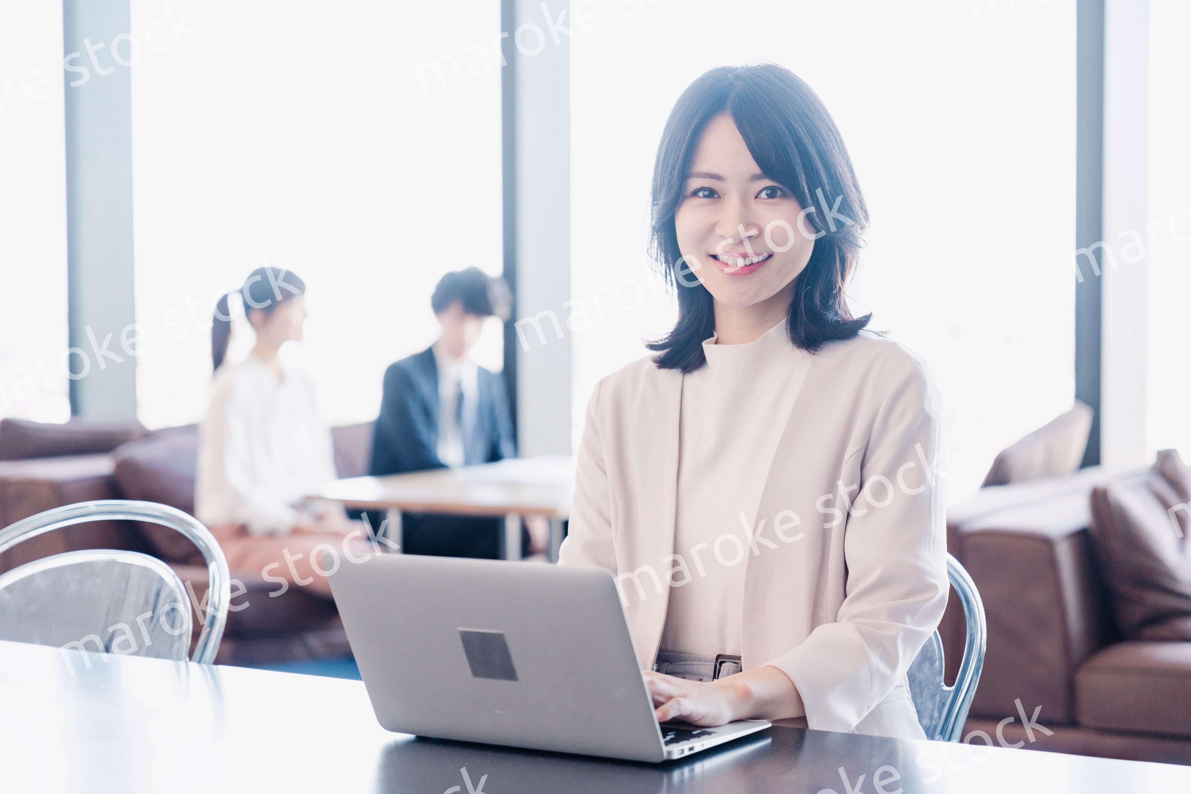 シェアオフィスでノートパソコンを使うビジネスウーマン