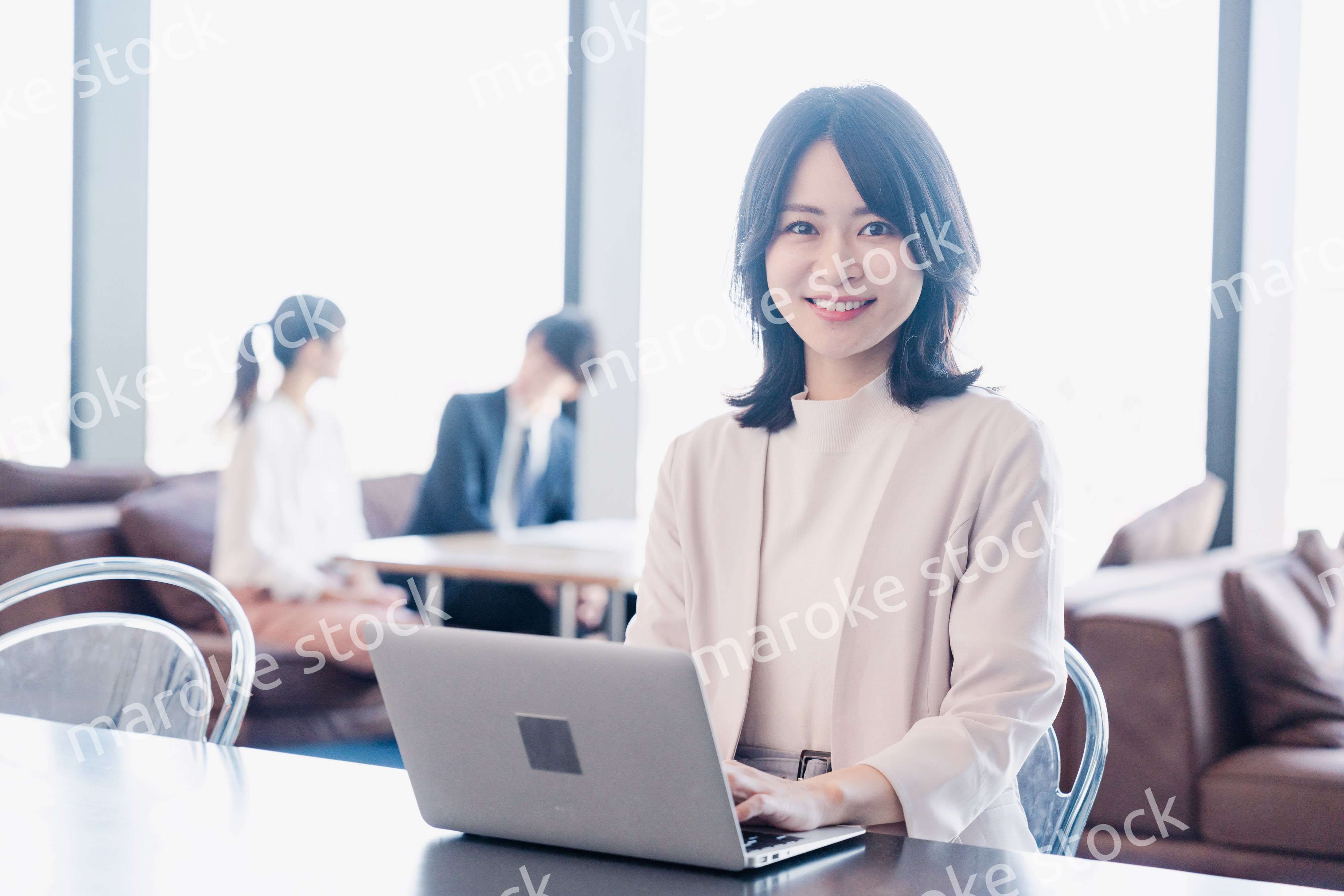 シェアオフィスでノートパソコンを使うビジネスウーマン