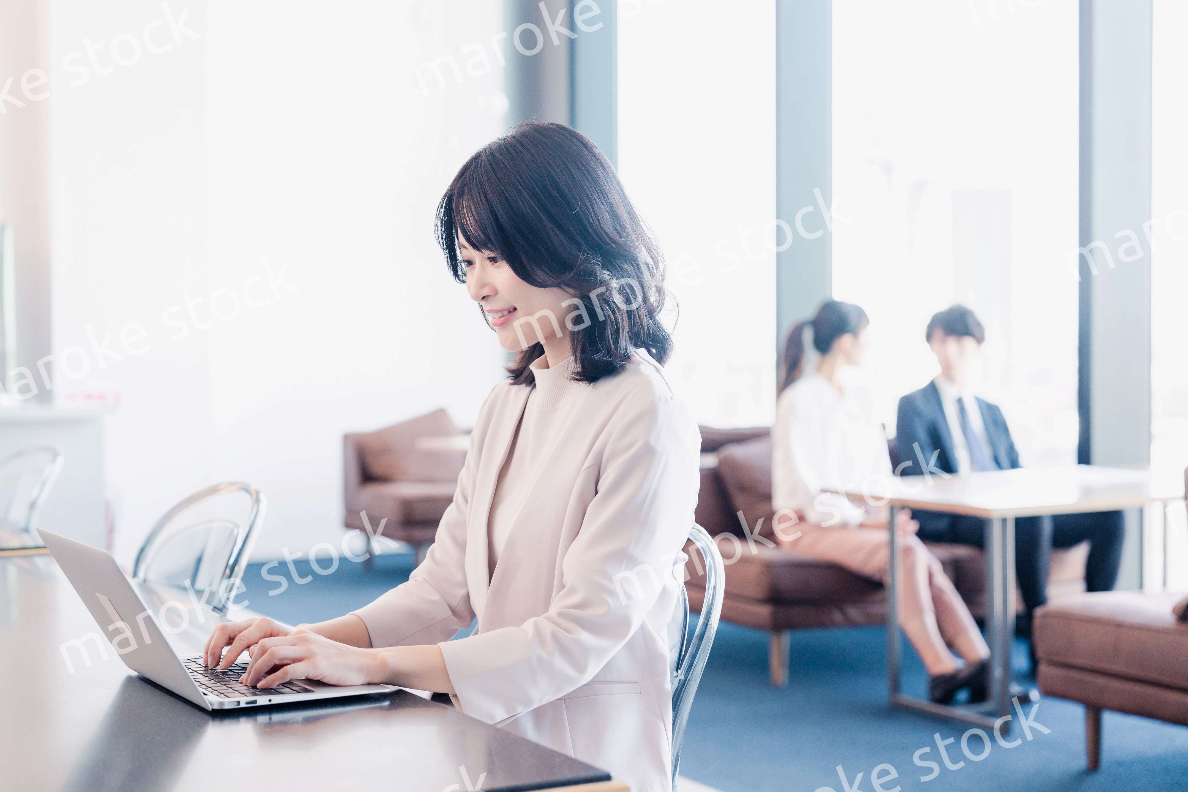 シェアオフィスでノートパソコンを使うビジネスウーマン