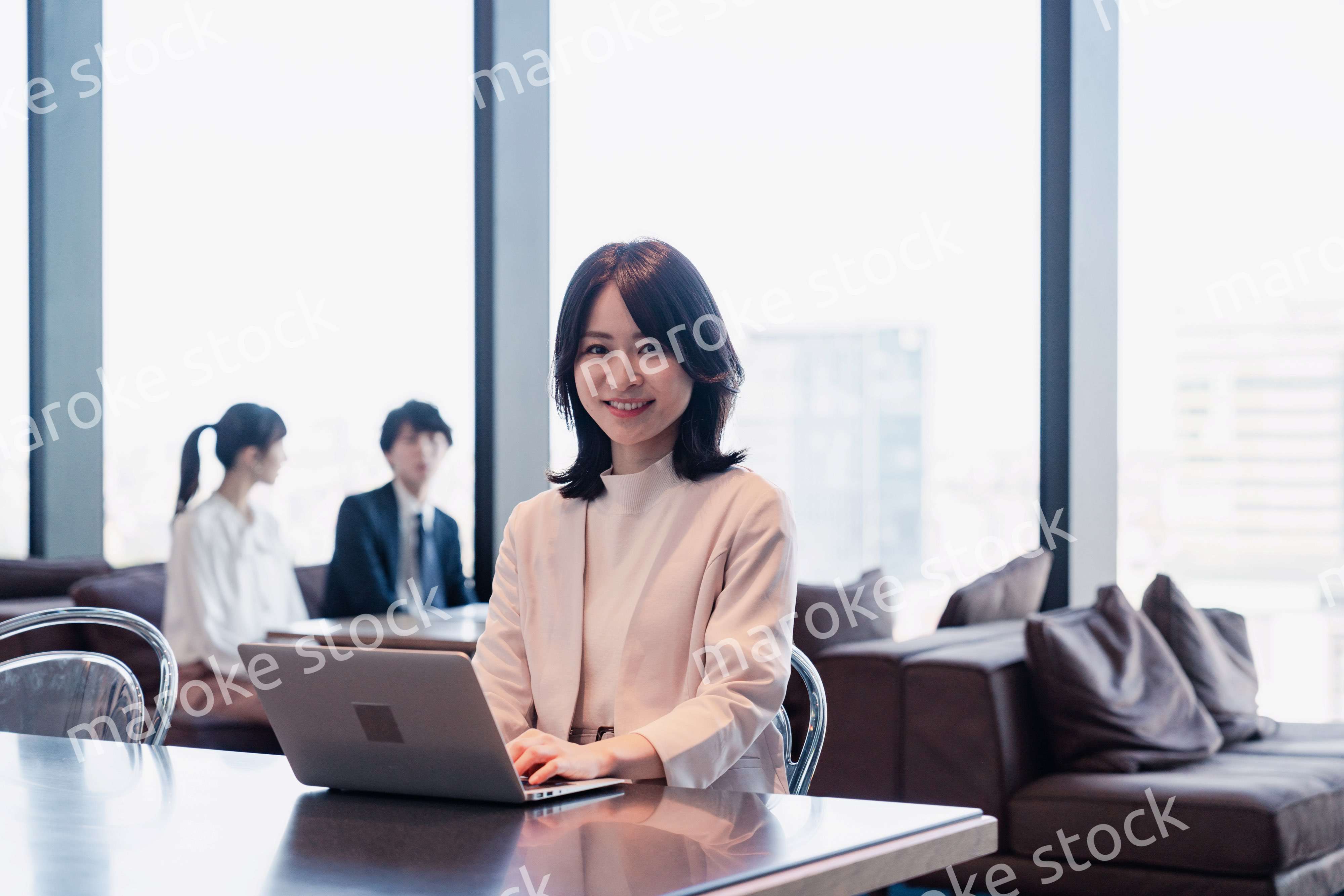 シェアオフィスでノートパソコンを使うビジネスウーマン