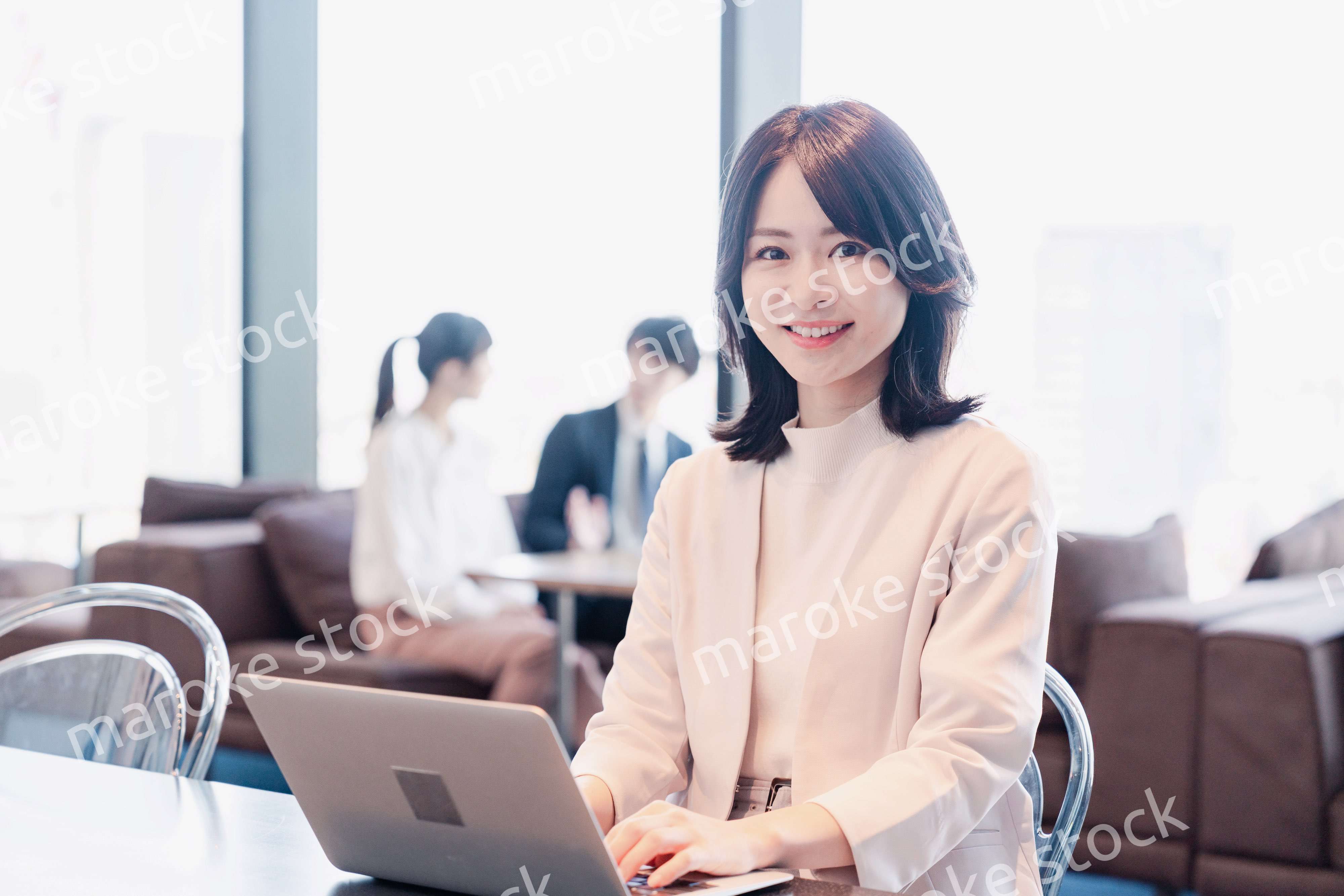シェアオフィスでノートパソコンを使うビジネスウーマン