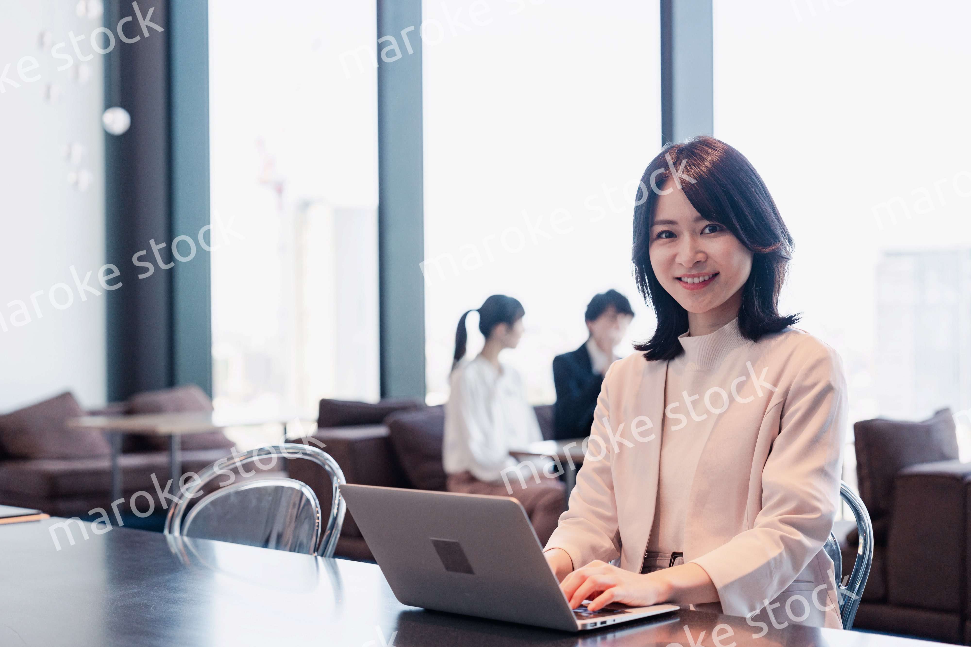 シェアオフィスでノートパソコンを使うビジネスウーマン