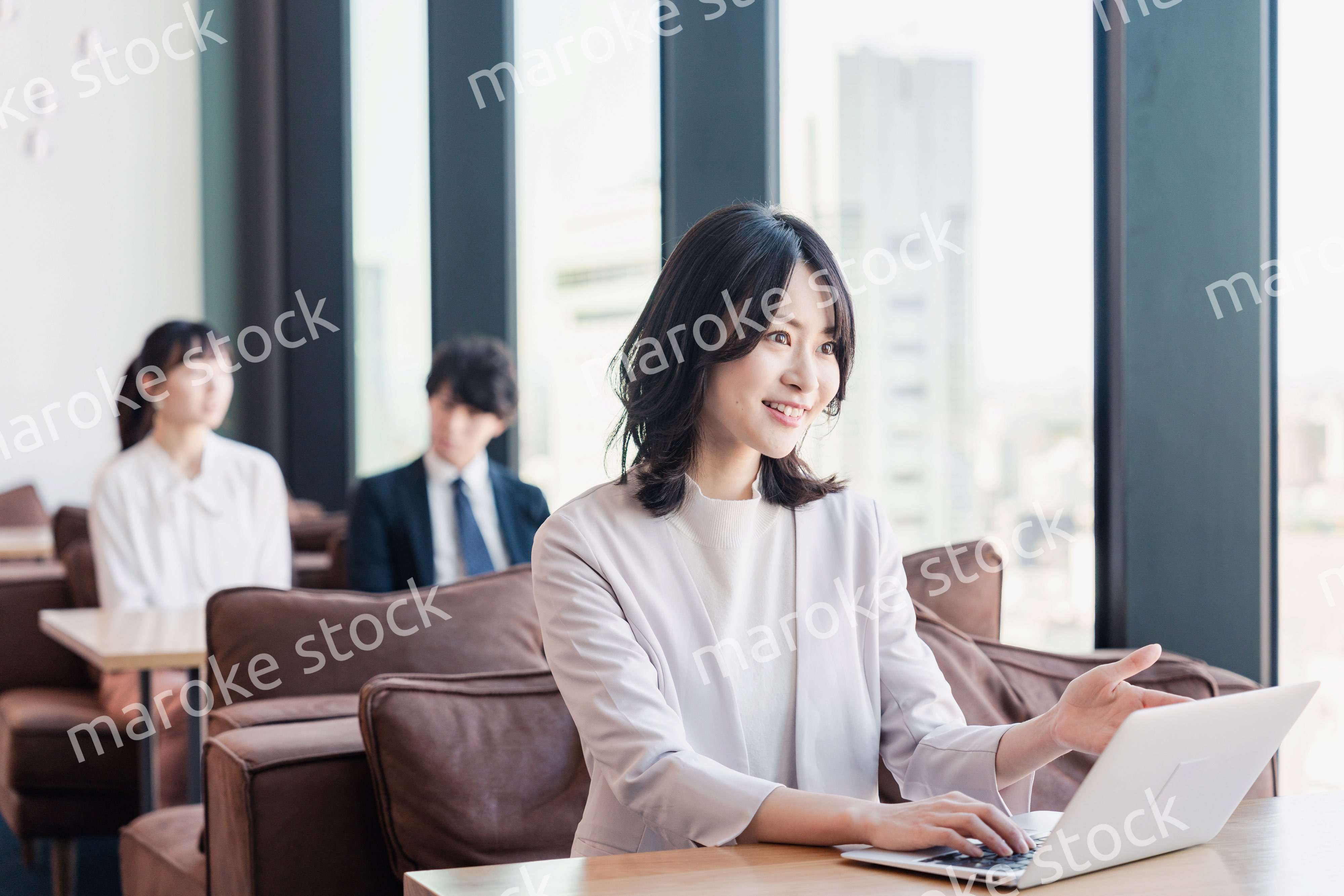 シェアオフィスでノートパソコンを使うビジネスウーマン