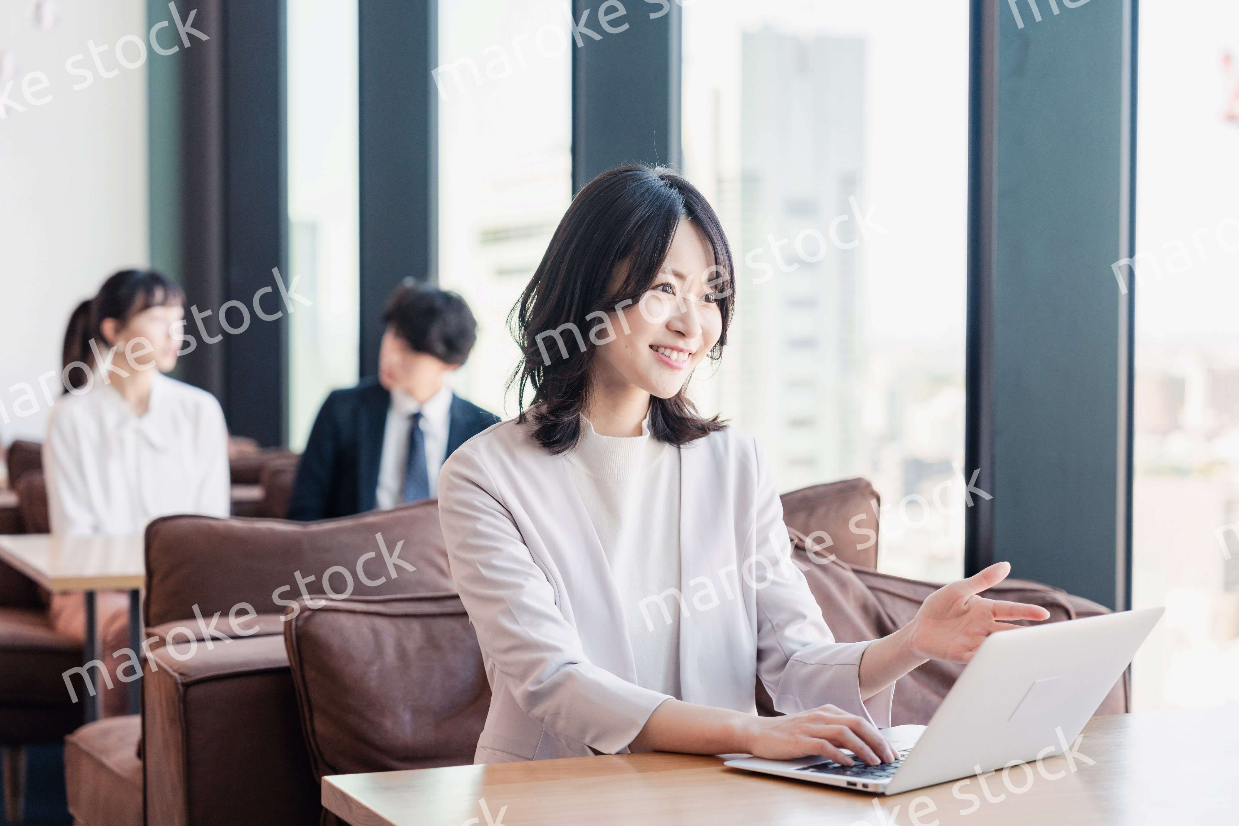 シェアオフィスでノートパソコンを使うビジネスウーマン