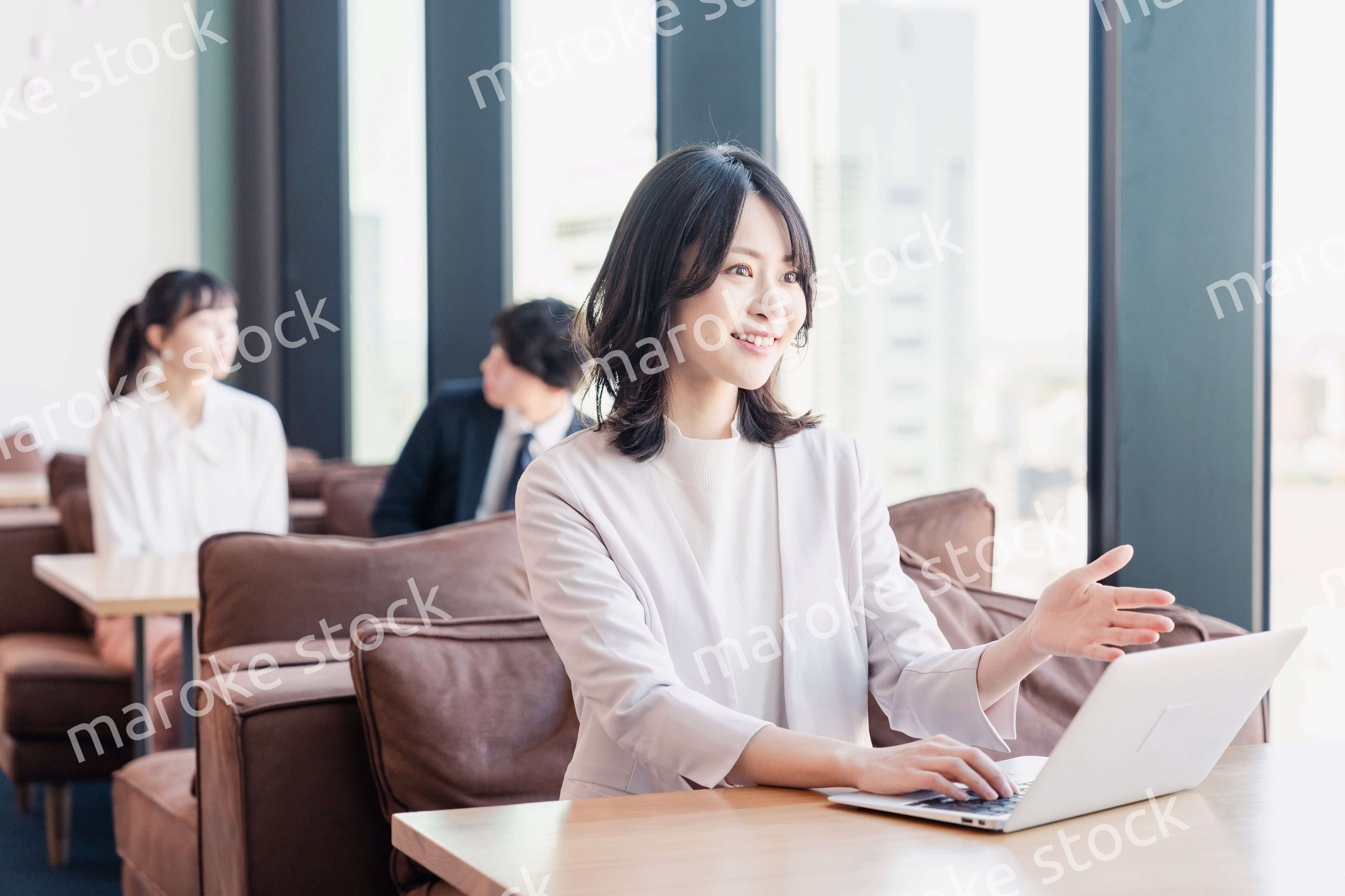 シェアオフィスでノートパソコンを使うビジネスウーマン