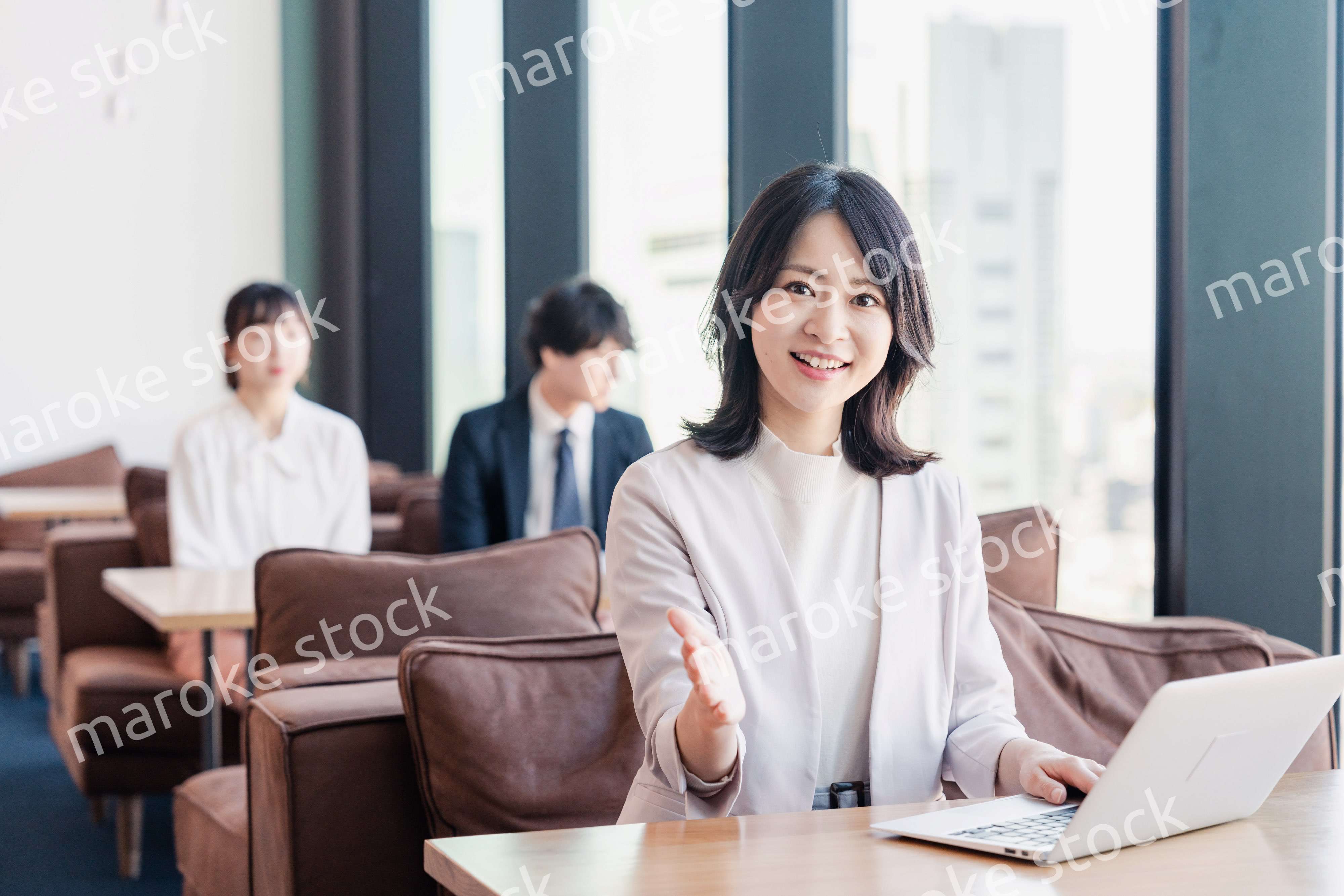 シェアオフィスでノートパソコンを使うビジネスウーマン