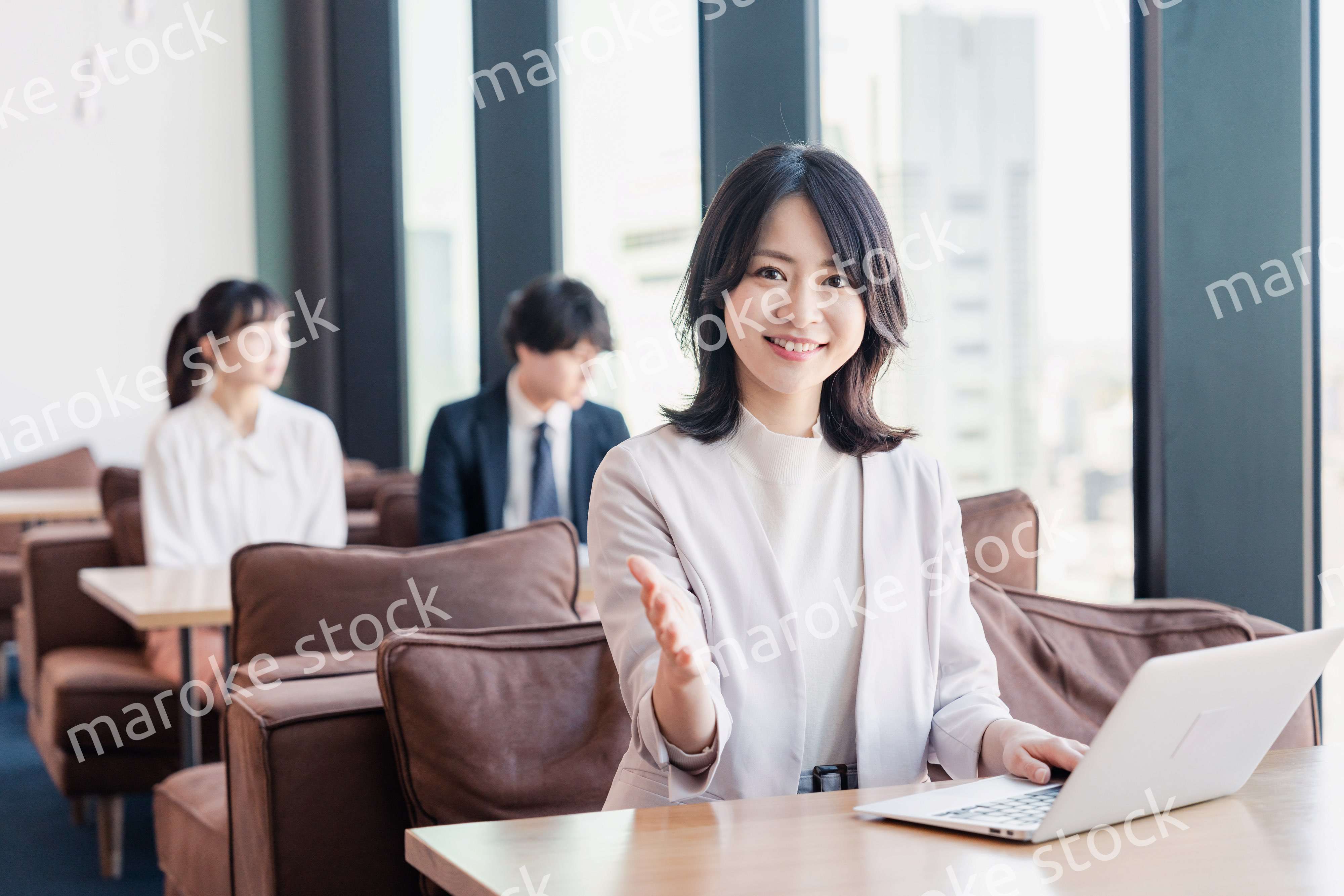 シェアオフィスでノートパソコンを使うビジネスウーマン