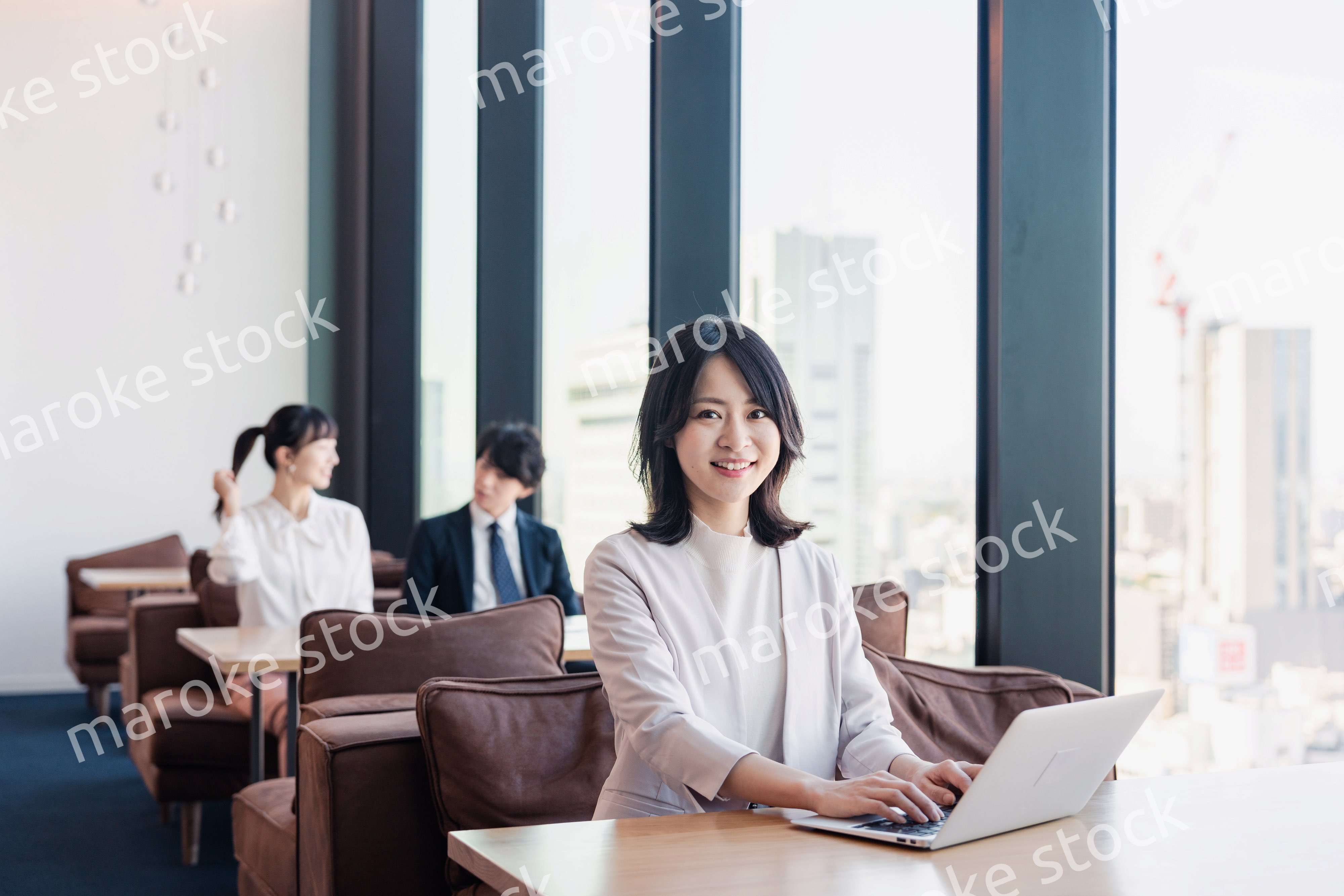 シェアオフィスでノートパソコンを使うビジネスウーマン