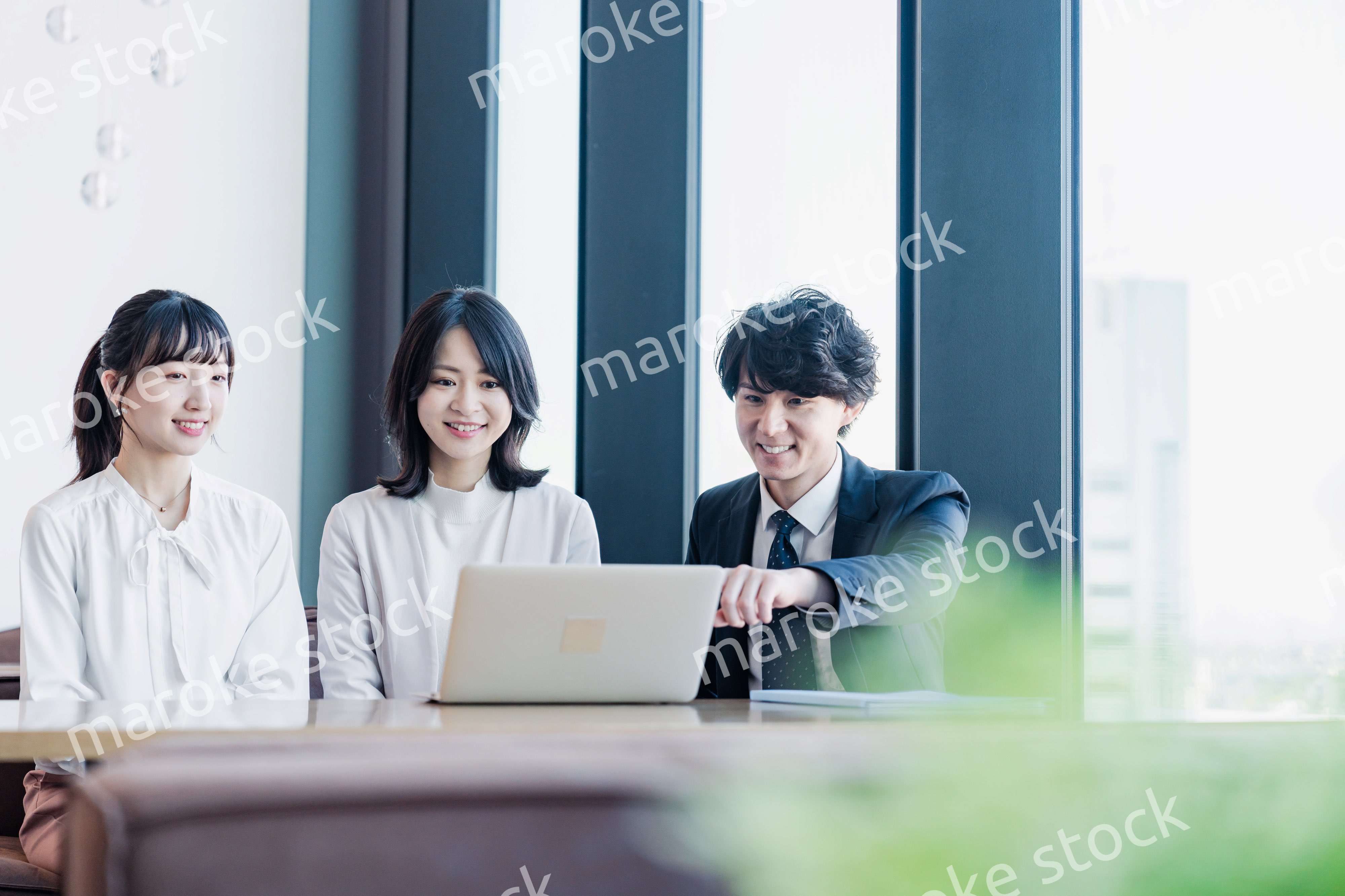 オフィスで打ち合わせをするビジネスパーソン