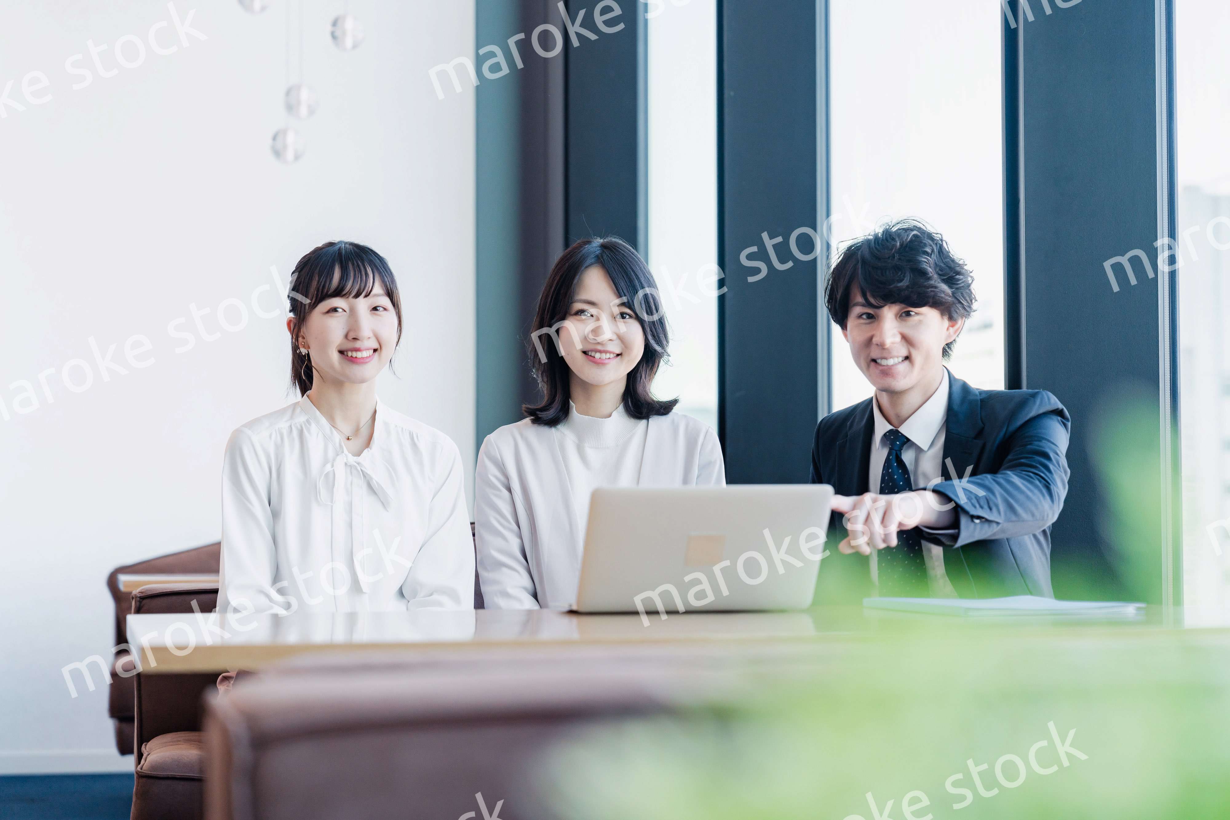オフィスで打ち合わせをするビジネスパーソン