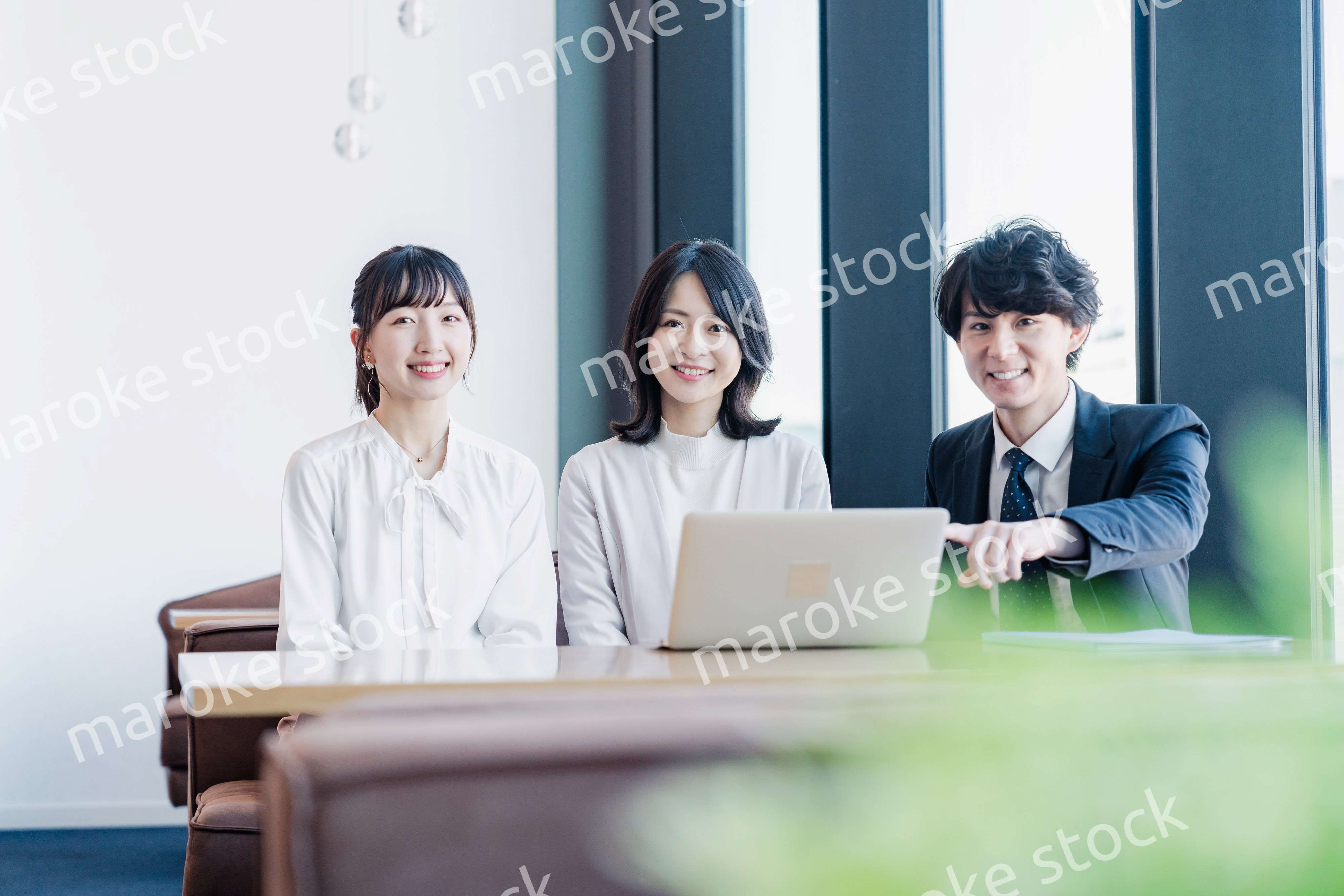 オフィスで打ち合わせをするビジネスパーソン