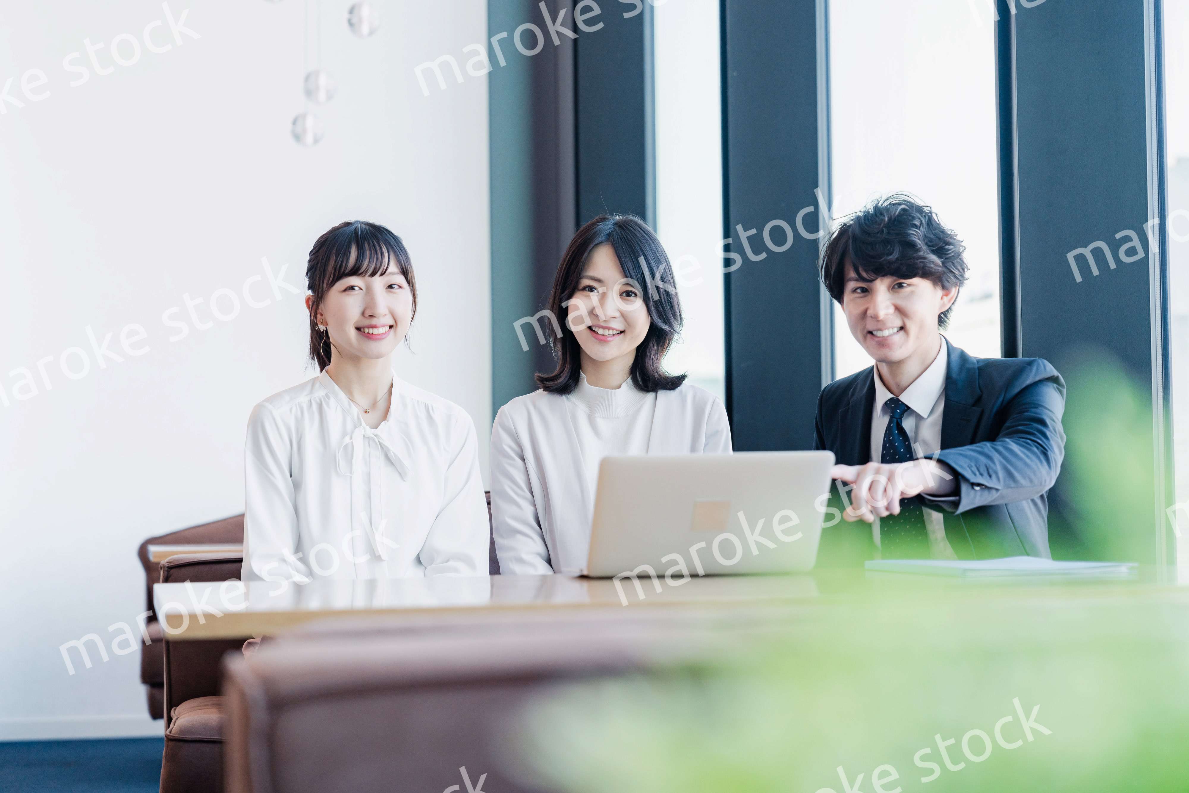 オフィスで打ち合わせをするビジネスパーソン