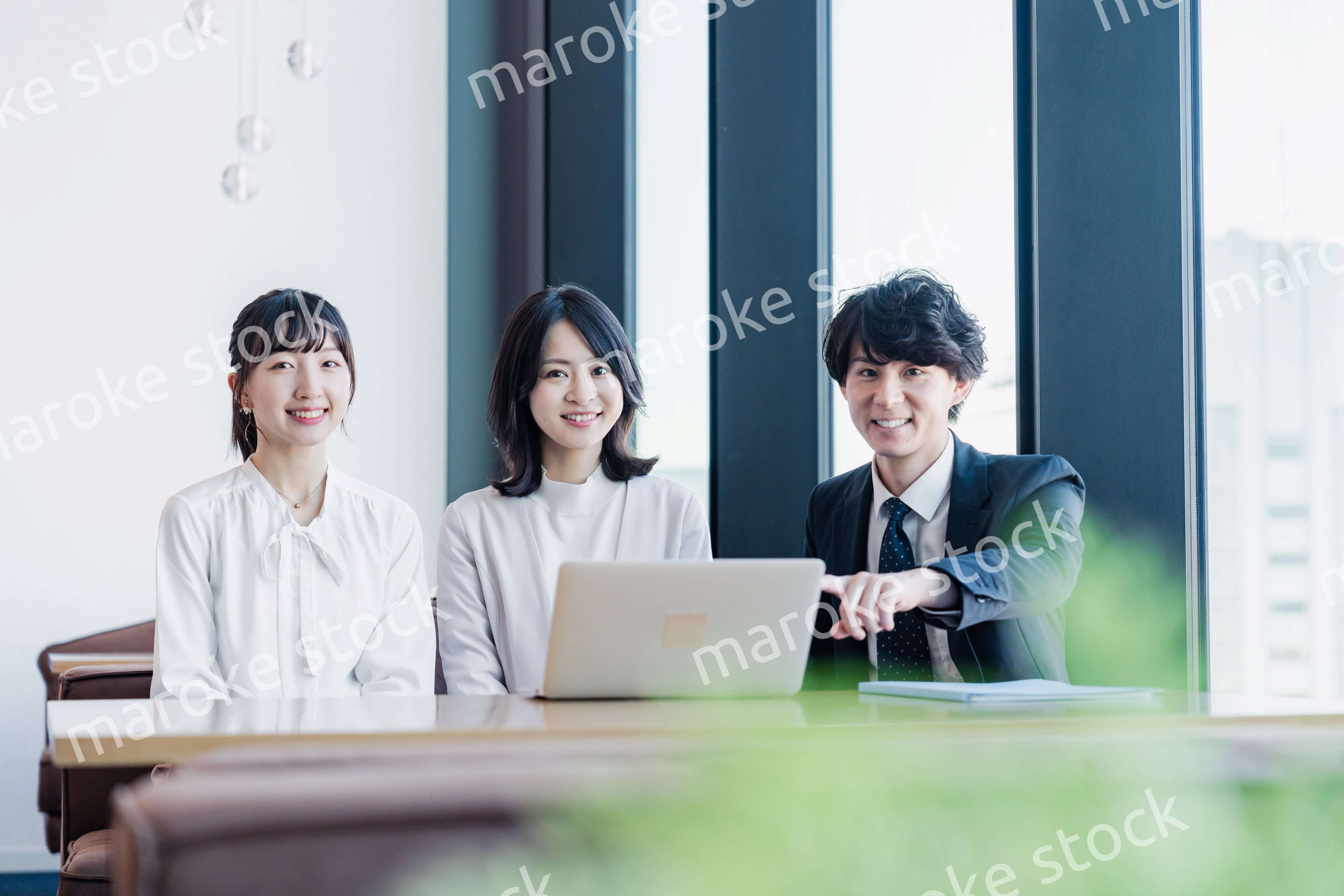 オフィスで打ち合わせをするビジネスパーソン