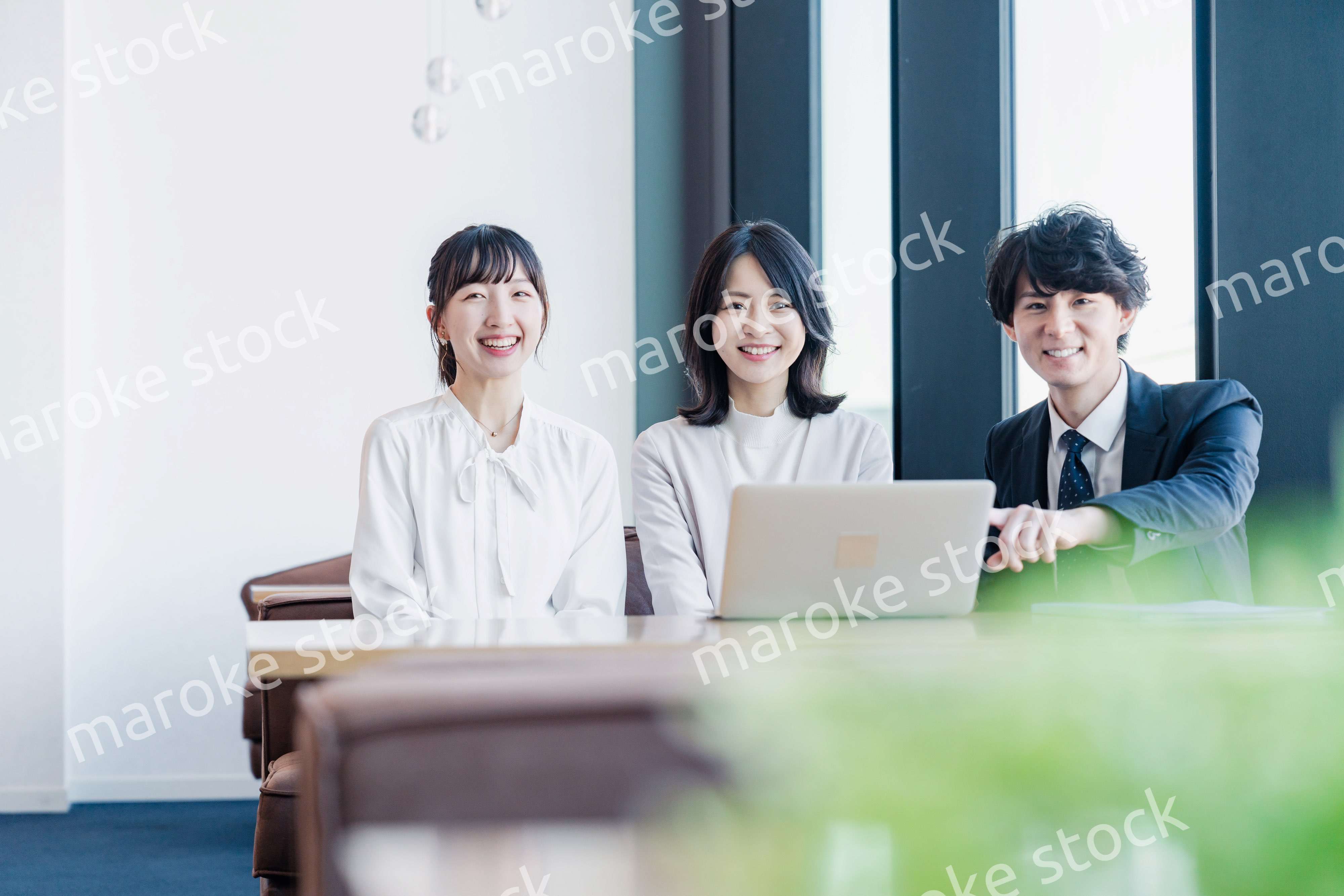 オフィスで打ち合わせをするビジネスパーソン