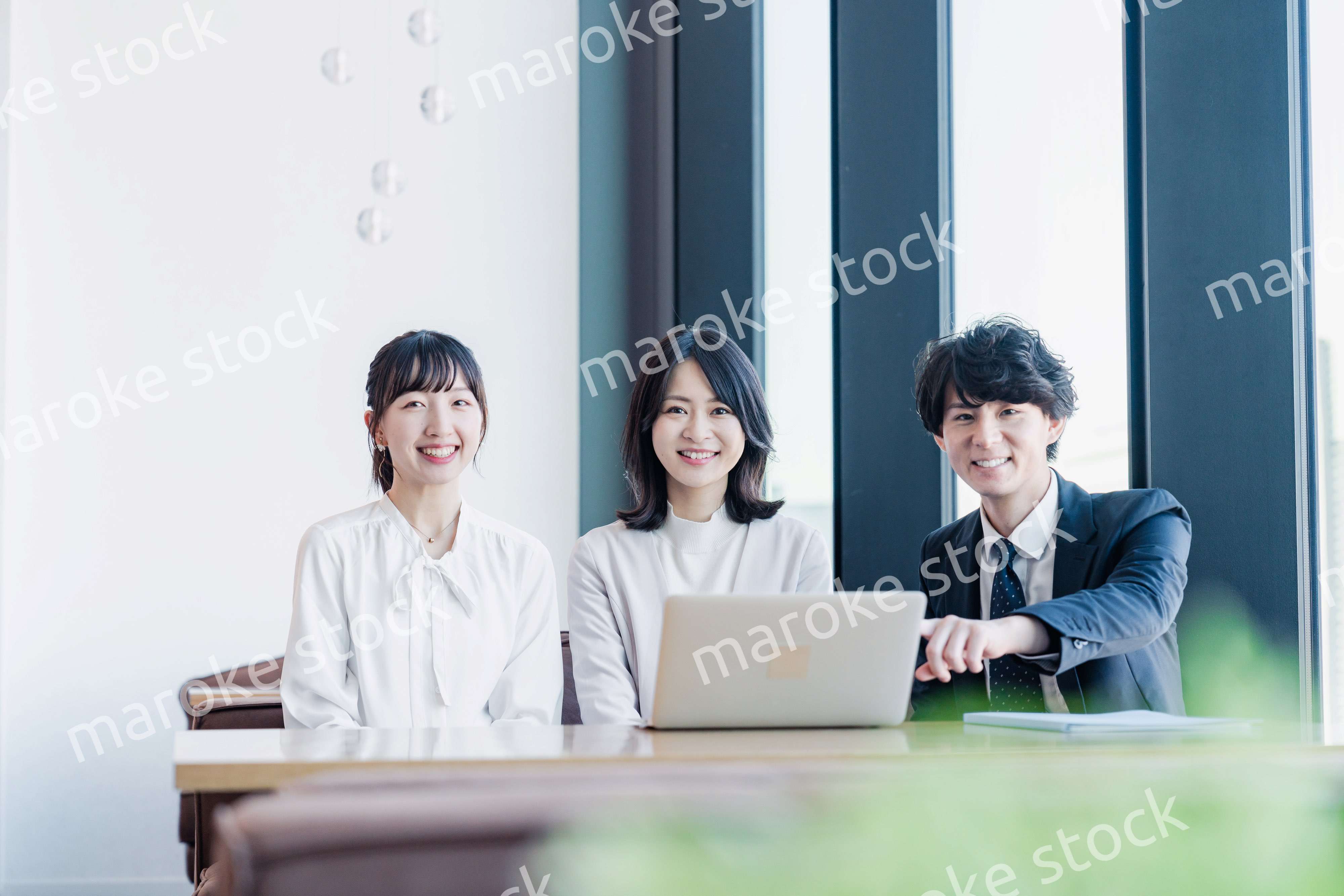 オフィスで打ち合わせをするビジネスパーソン