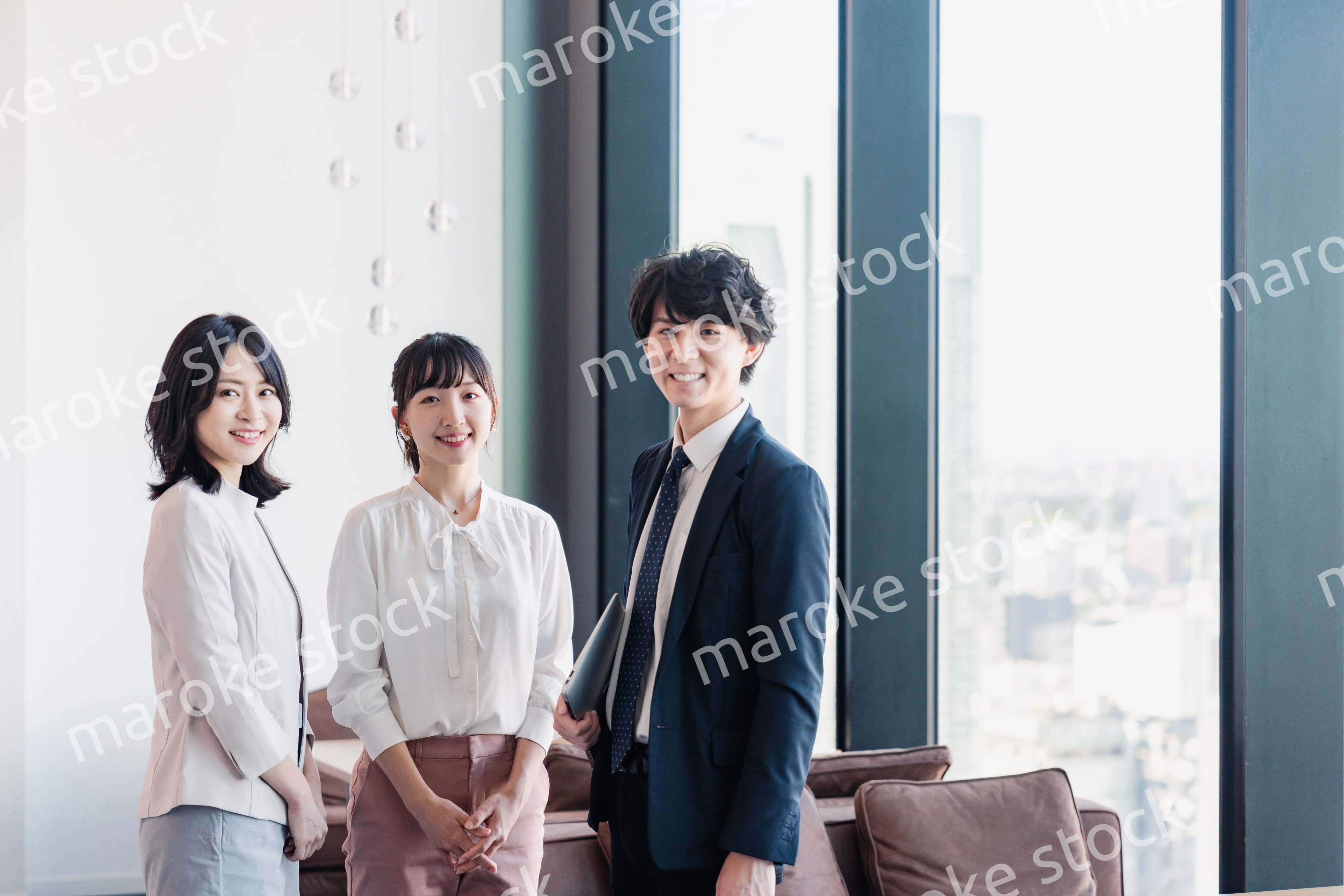 オフィスで仲良く話す若いビジネスパーソン