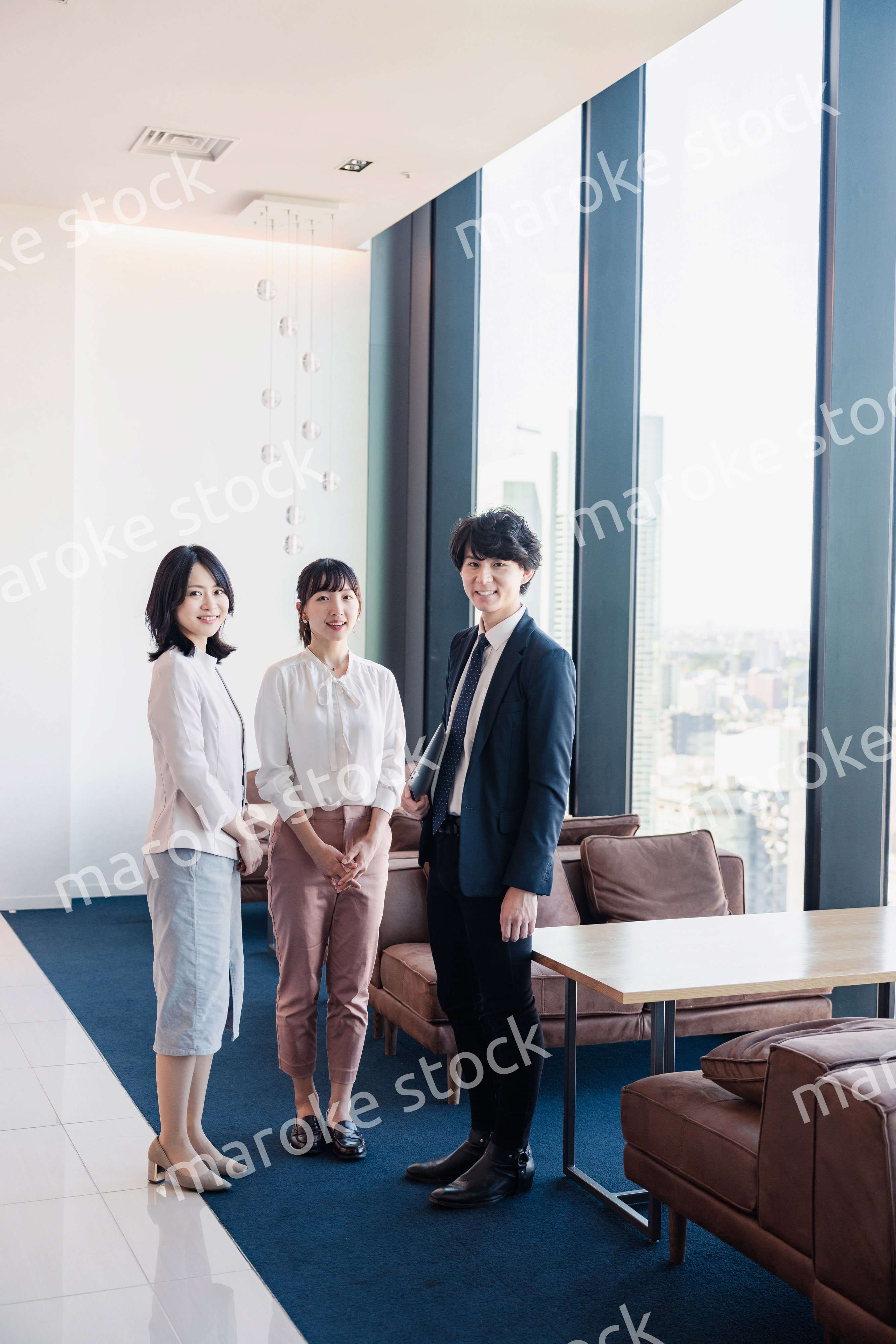 オフィスで仲良く話す若いビジネスパーソン